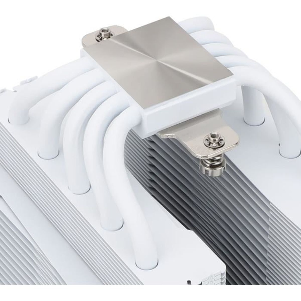 Close-up van een witte CPU-koeler met heatpipes en een beugel. Zilver metaal.