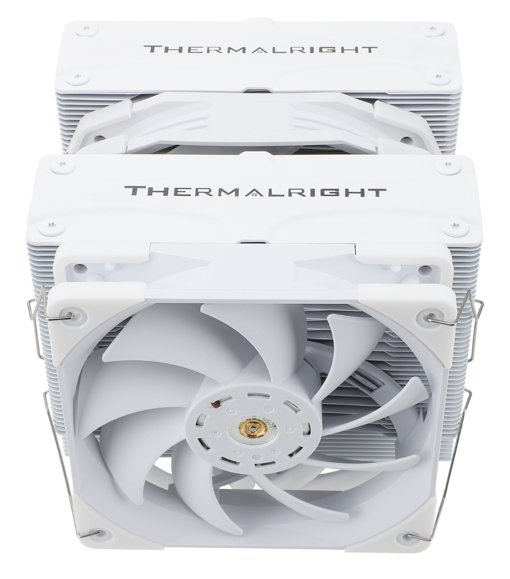 Witte CPU-koeler met THERMALRIGHT logo en ventilator. Het heeft drie stapels.