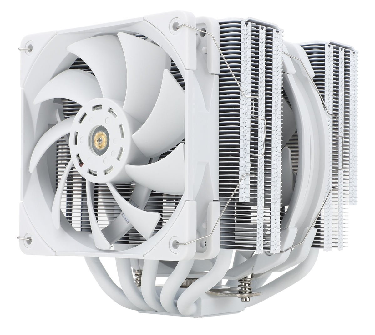 Witte CPU-koeler met witte ventilator en bladen. Metalen vinnen en beugel. Witte achtergrond.