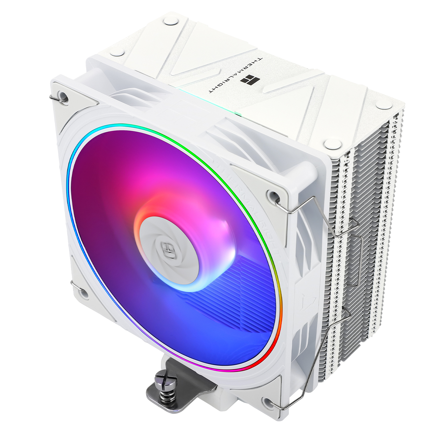Weißer CPU-Kühler, Lüfter mit Regenbogenlichtern. Silberne Schrauben und Details. Weißer Hintergrund.
