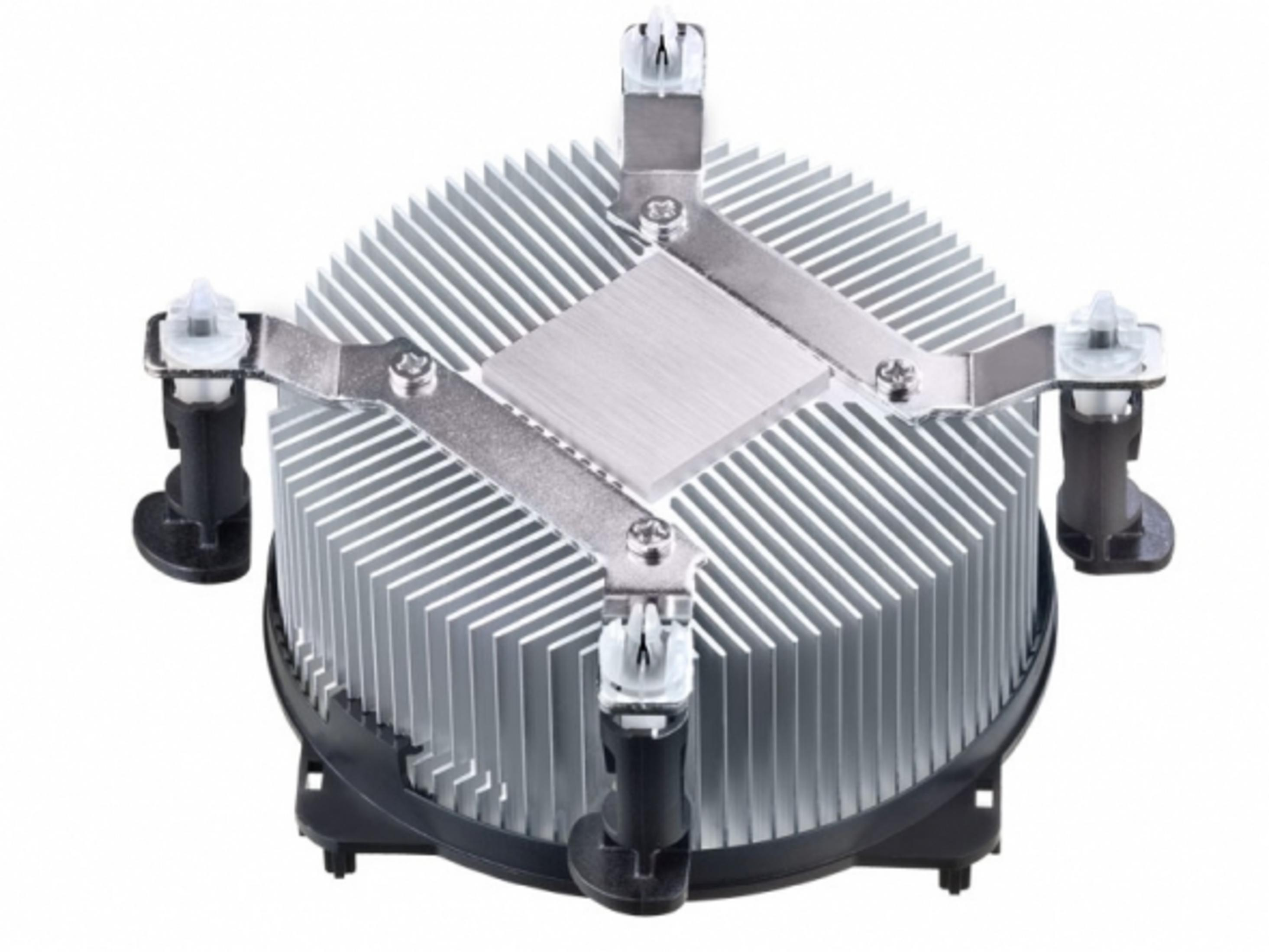 Silberner CPU-Kühler mit Kühlkörper und schwarzer Basis. Weißer Hintergrund.