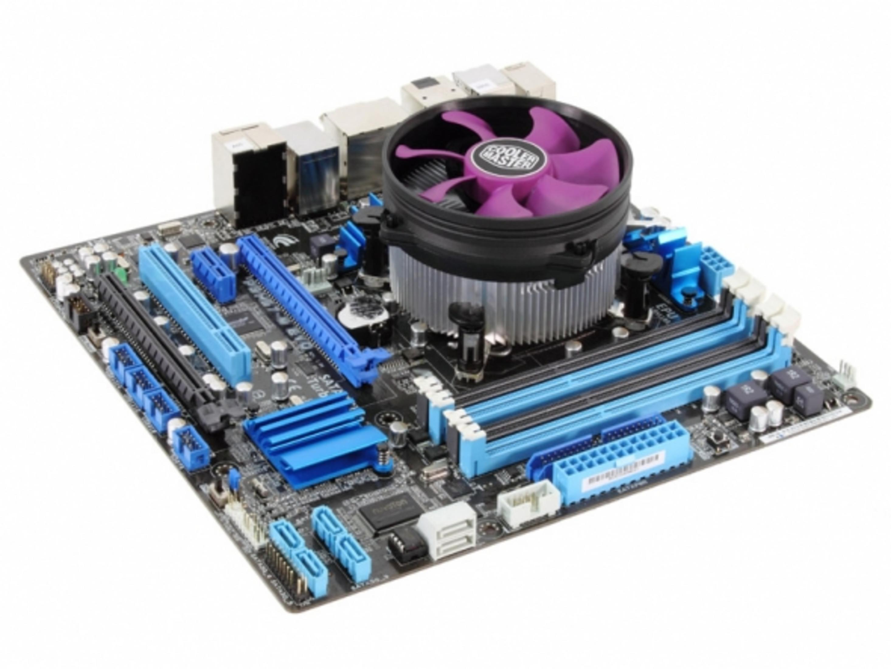 Mainboard mit blauen und lila Komponenten. CPU-Kühler. Weißer Hintergrund.
