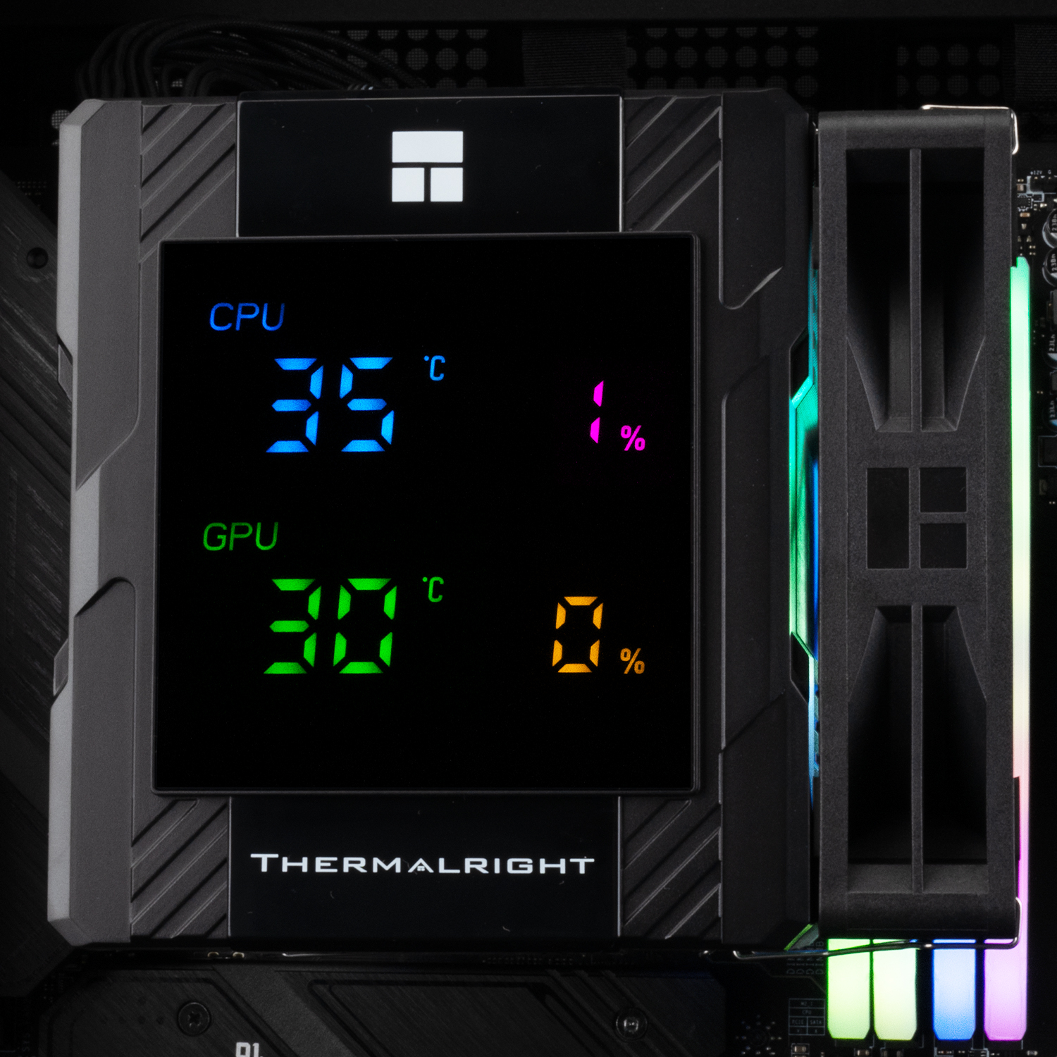 Bir PC bileşeni, CPU ve GPU sıcaklıklarını gösterir. Thermalright logosuyla siyah ve gri bir tasarıma sahiptir.