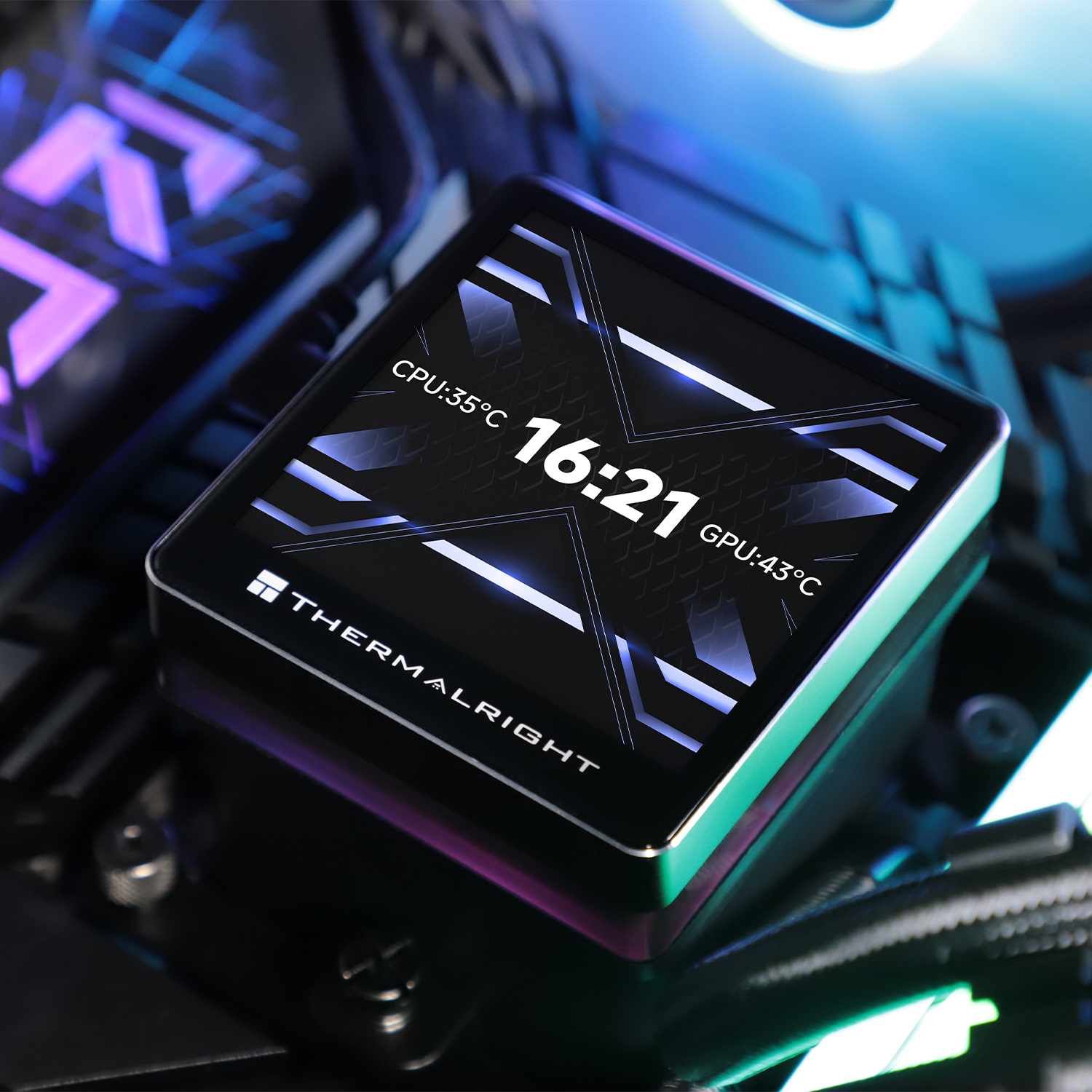 Un refrigerador Thermalright negro que muestra las temperaturas de la CPU y la GPU, y la hora.