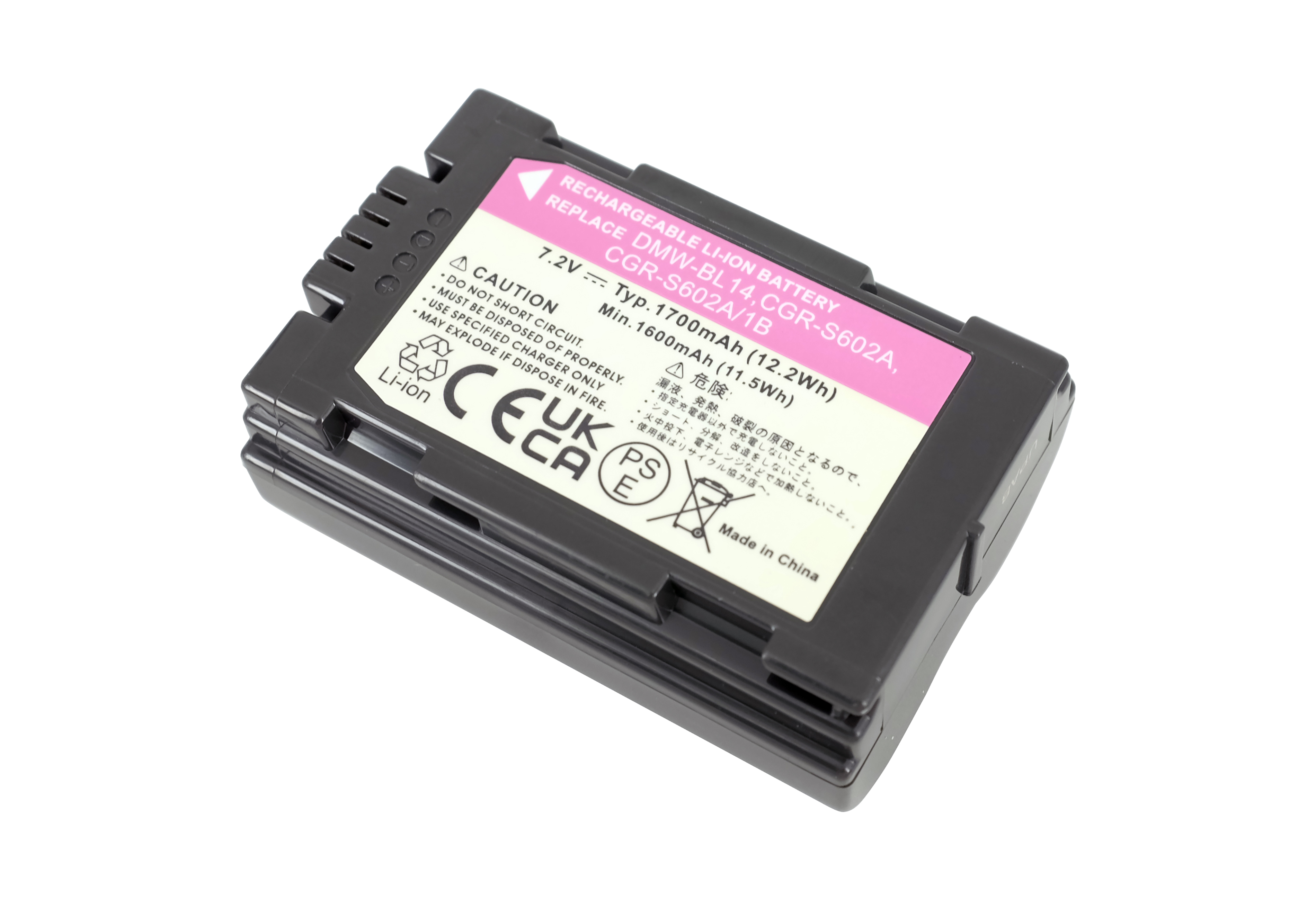 Eine schwarze Batterie mit Text und einem rosa Aufkleber. Der Hintergrund ist weiß.
