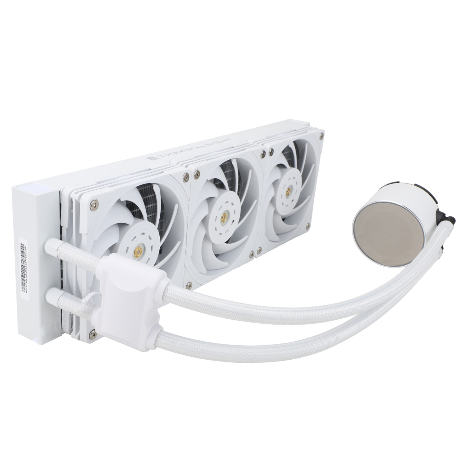 Üç fan, iki boru ve yuvarlak bir pompadan oluşan beyaz bir PC soğutma sistemi. Arka plan beyazdır.