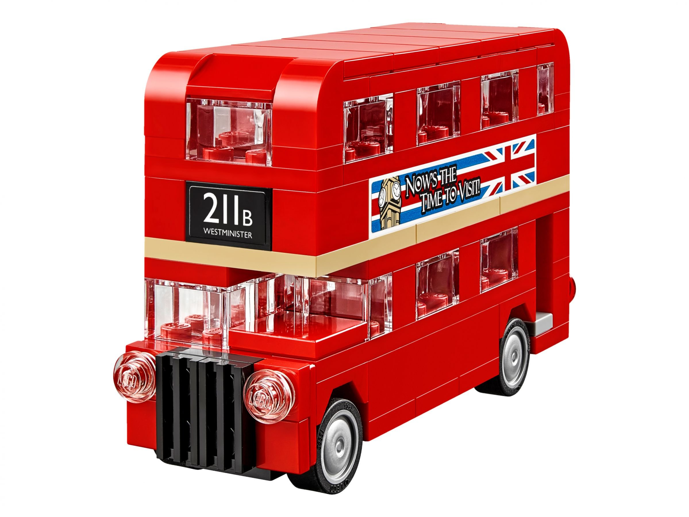 Rotes Lego-Doppeldeckerbus-Modell. Es hat die Nummer 211B und eine Union-Jack-Flagge. Weißer Hintergrund.