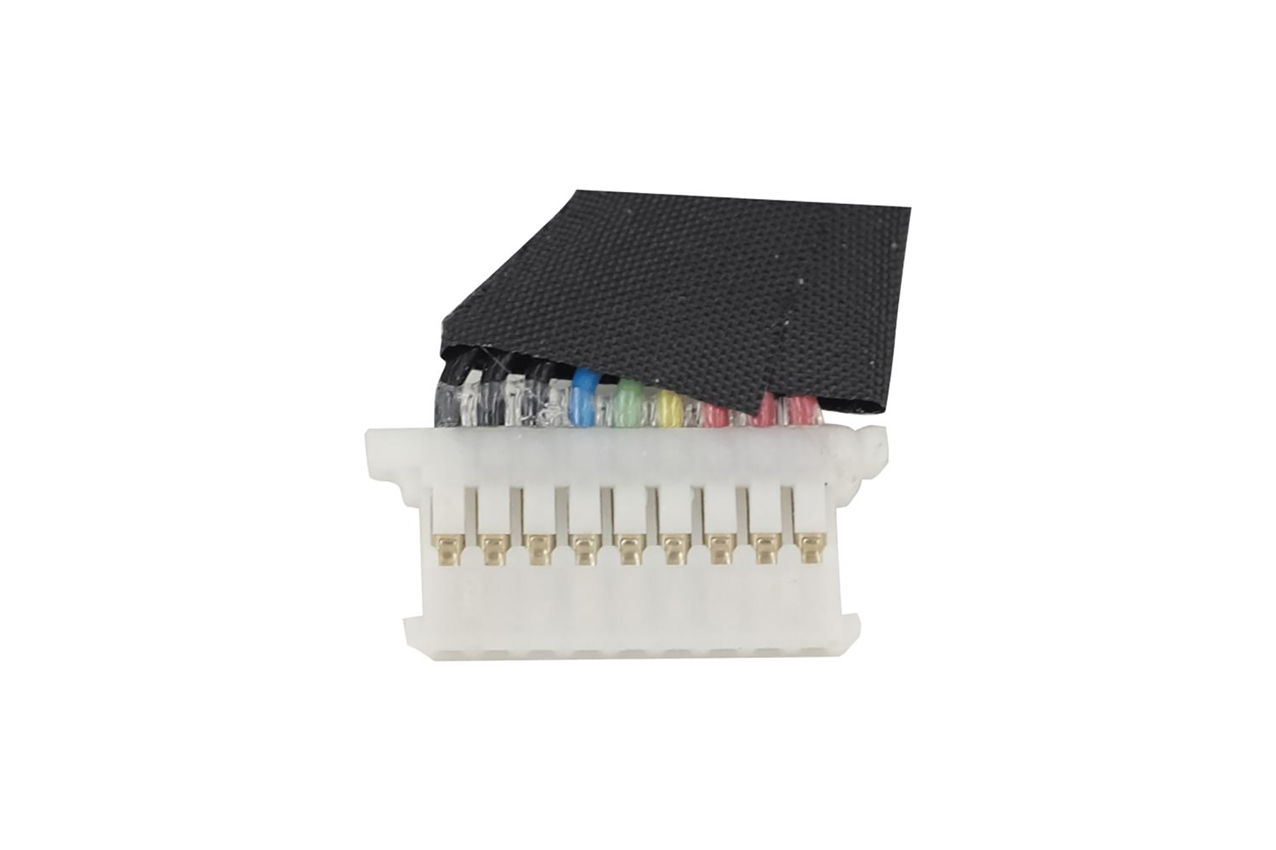 Weißer Stecker mit Pins und farbigen Drähten. Schwarzer Stoff bedeckt einen Teil der Drähte.