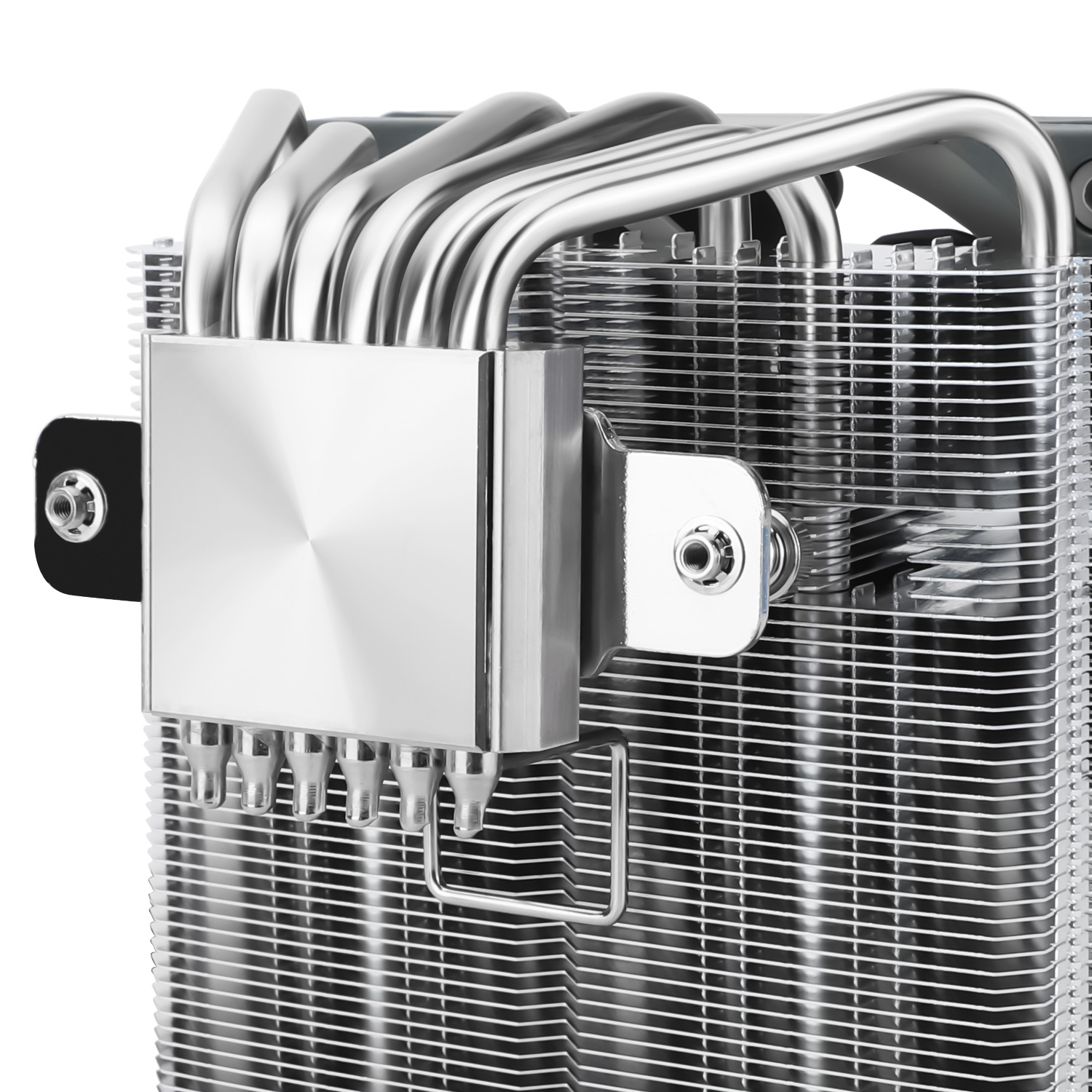 Çoklu kanatçık ve borulara sahip metal CPU soğutucusu. Gümüş ve siyah renk şeması.