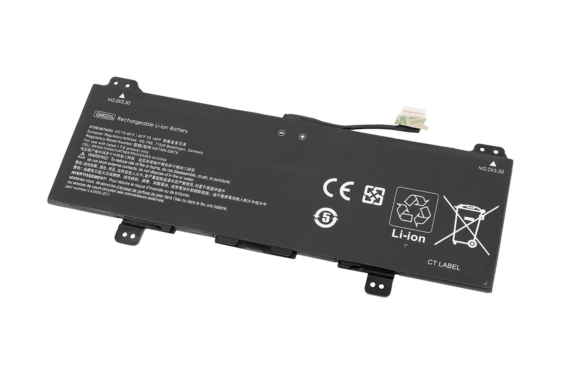 Schwarzer Laptop-Akku auf weißem Hintergrund, mit Etiketten und Warnhinweisen, und einem kleinen Stecker.