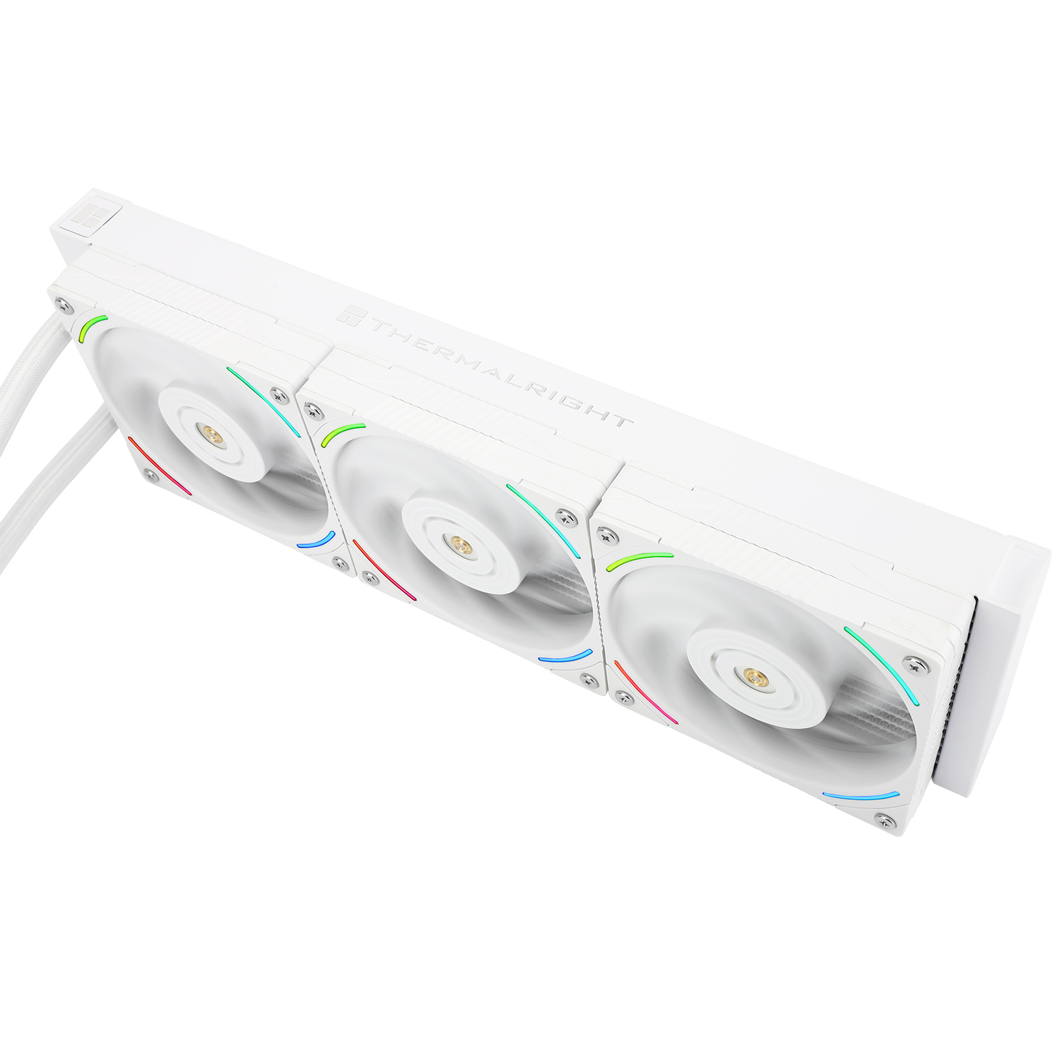 Enfriador de computadora blanco con tres ventiladores. Los ventiladores tienen iluminación RGB y THERMALRIGHT.