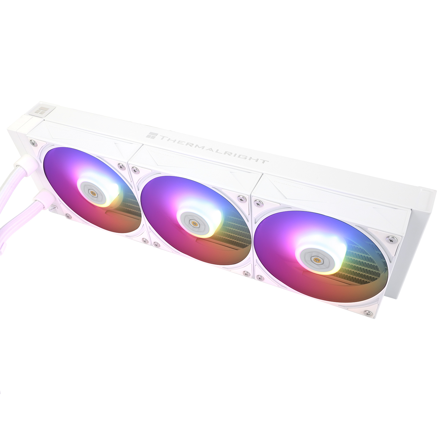 Enfriador de computadora blanco con tres ventiladores RGB. Se ve la marca THERMALRIGHT.
