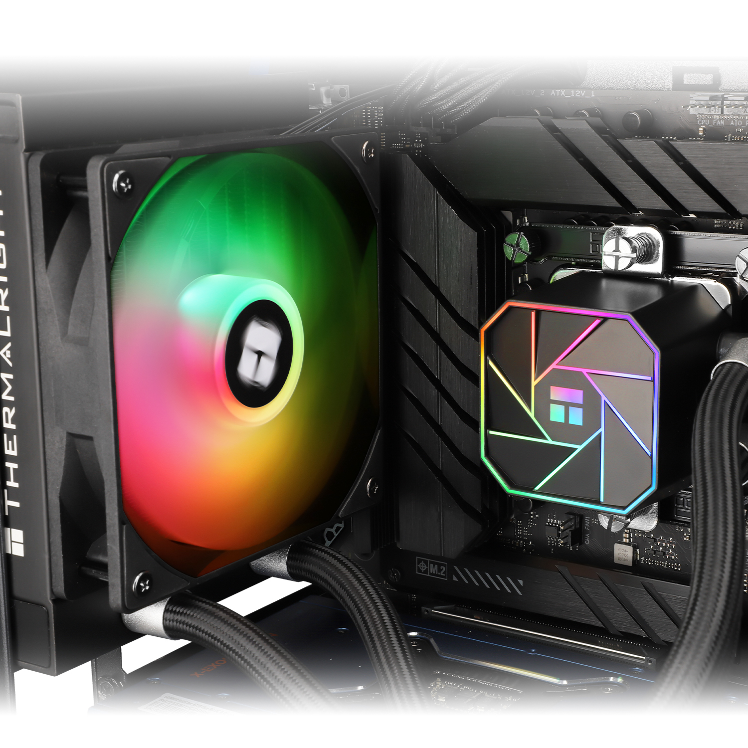 Computerfan met RGB-verlichting, gemonteerd in een computerkast. De ventilator bevindt zich dicht bij de componenten.