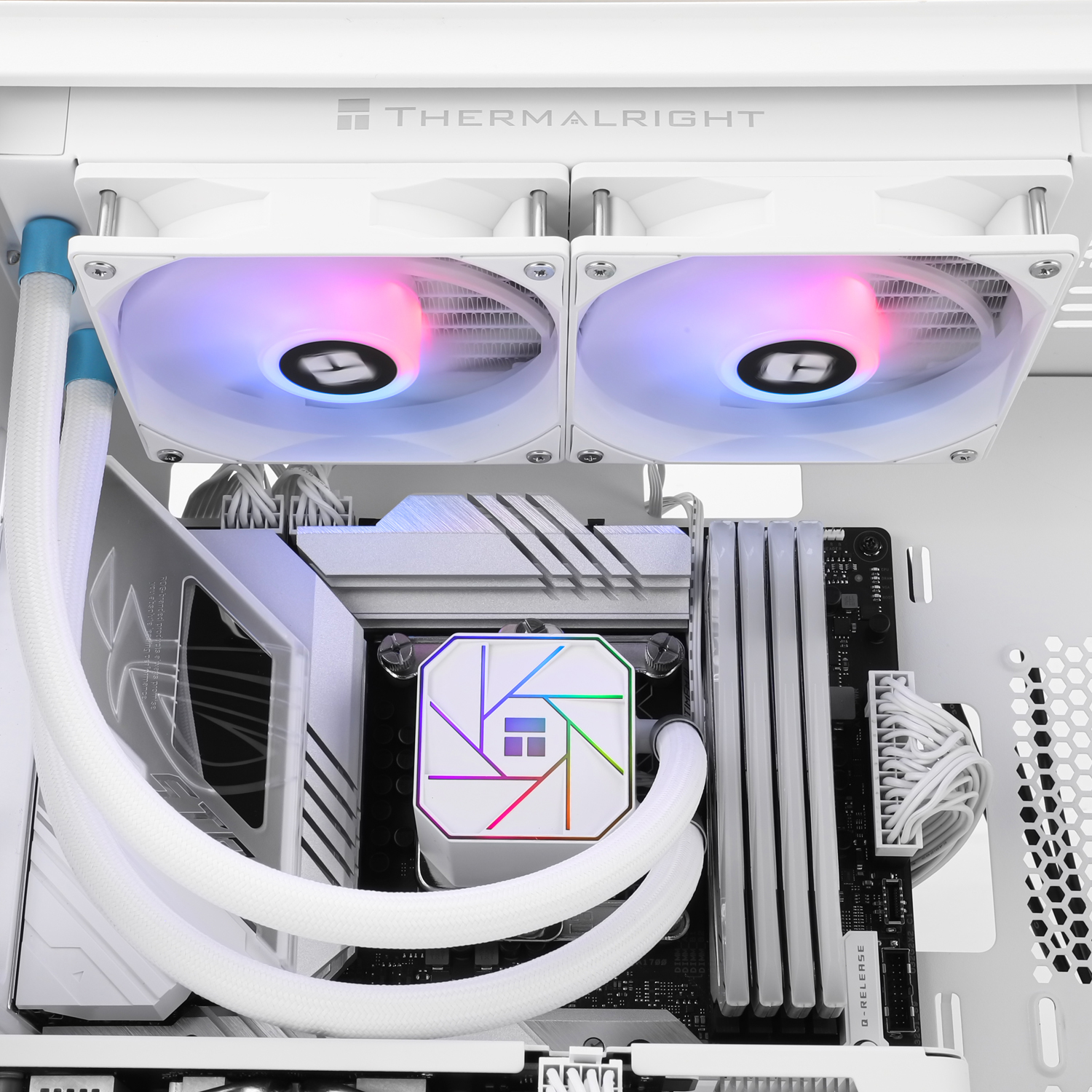 Computer-Setup mit weißem Gehäuse, Kühlkomponenten und verschiedenen Innenteilen.