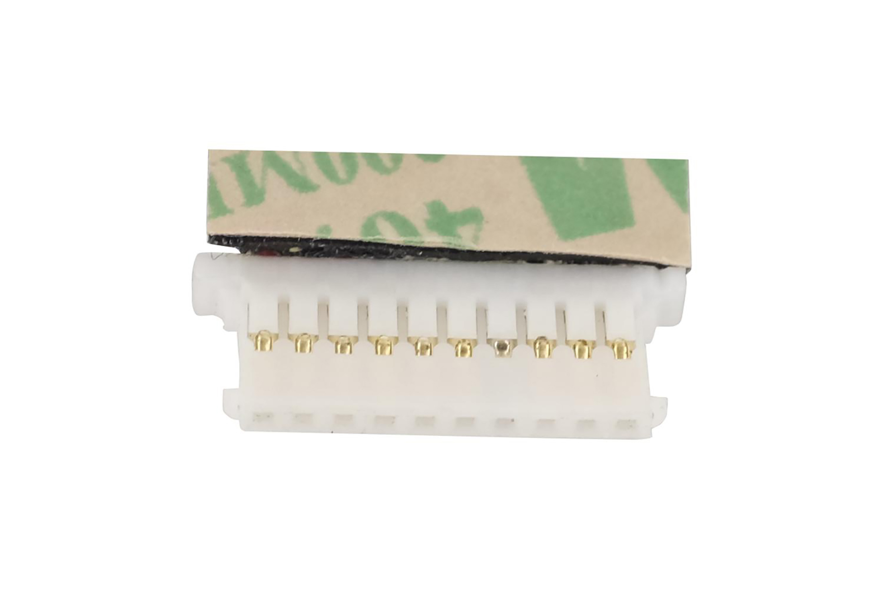 Weißer Kunststoffstecker mit goldfarbenen Pins und Klebeband oben, isoliert auf Weiß.