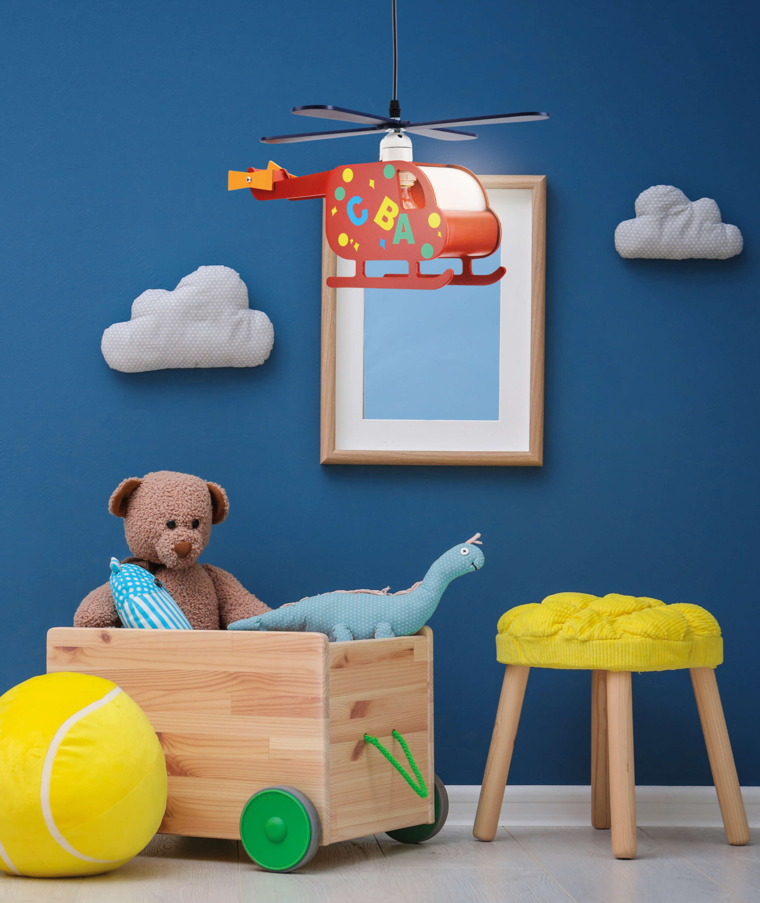 Kinderzimmer mit Helikopterlampe, Spielzeug, blauer Wand und Rahmen.