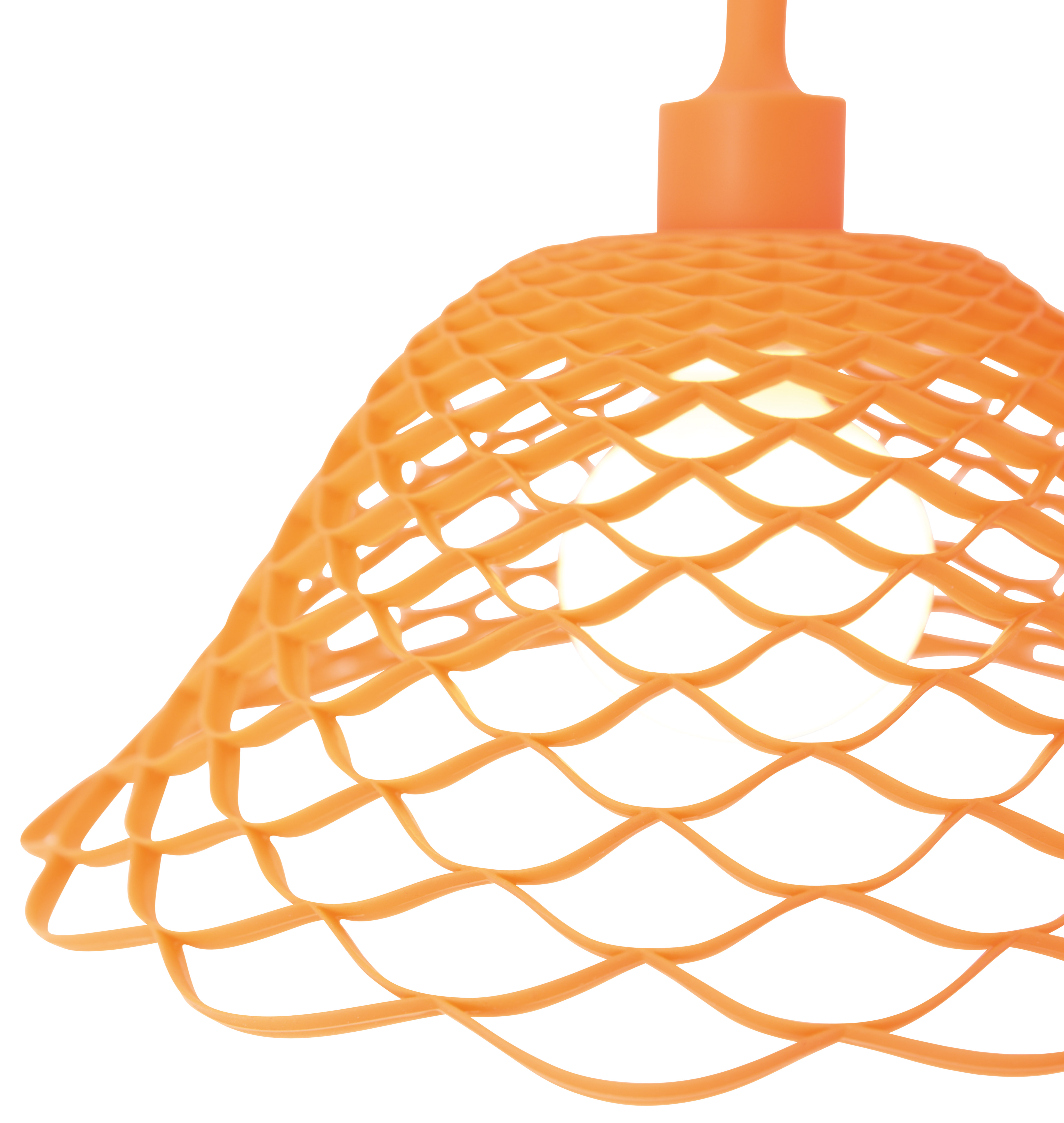 Ein orangefarbener Lampenschirm mit einzigartigem, offenem Design. Die Glühbirne ist sichtbar.