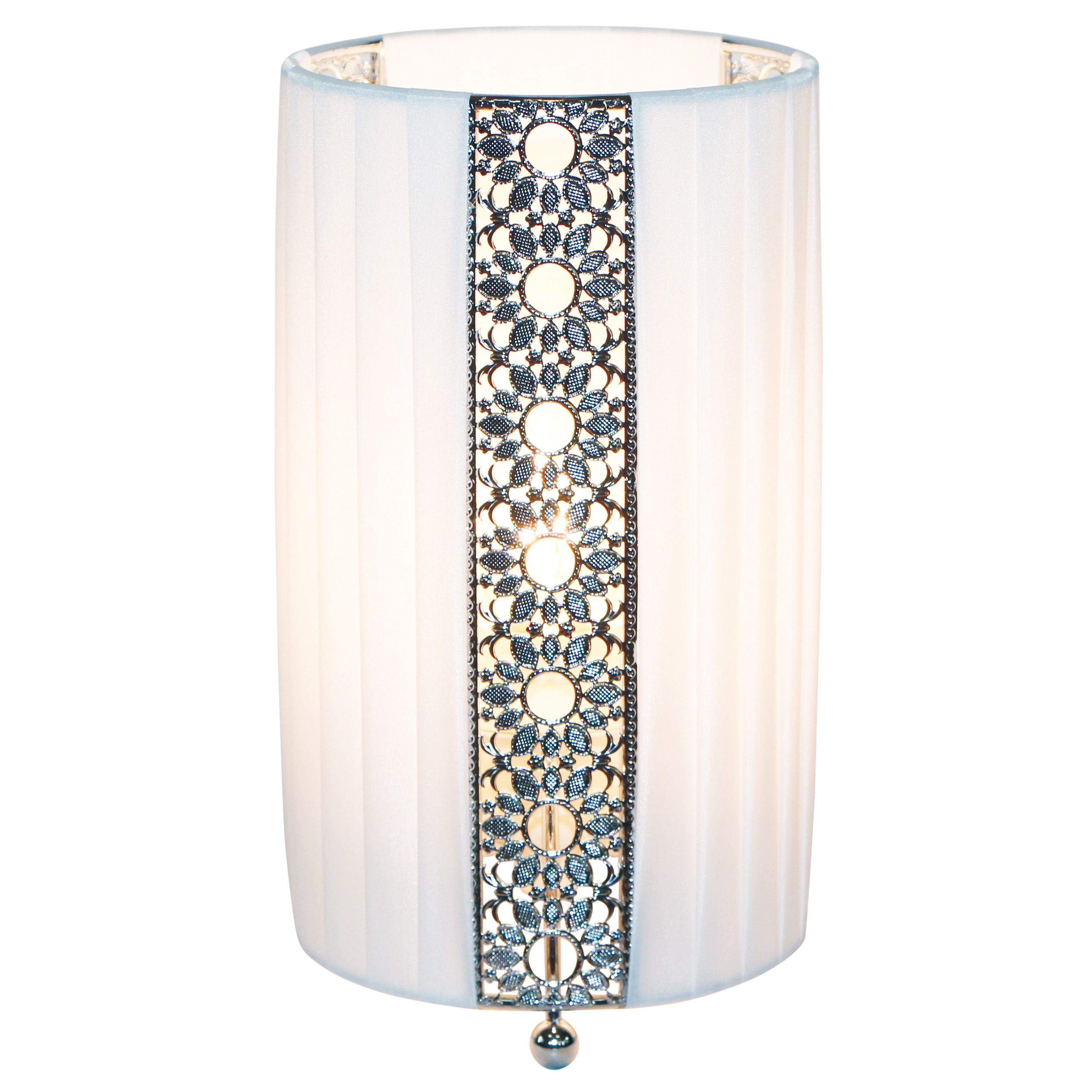 Eine weiße Lampe mit einem silbernen Blumendesign in der Mitte.