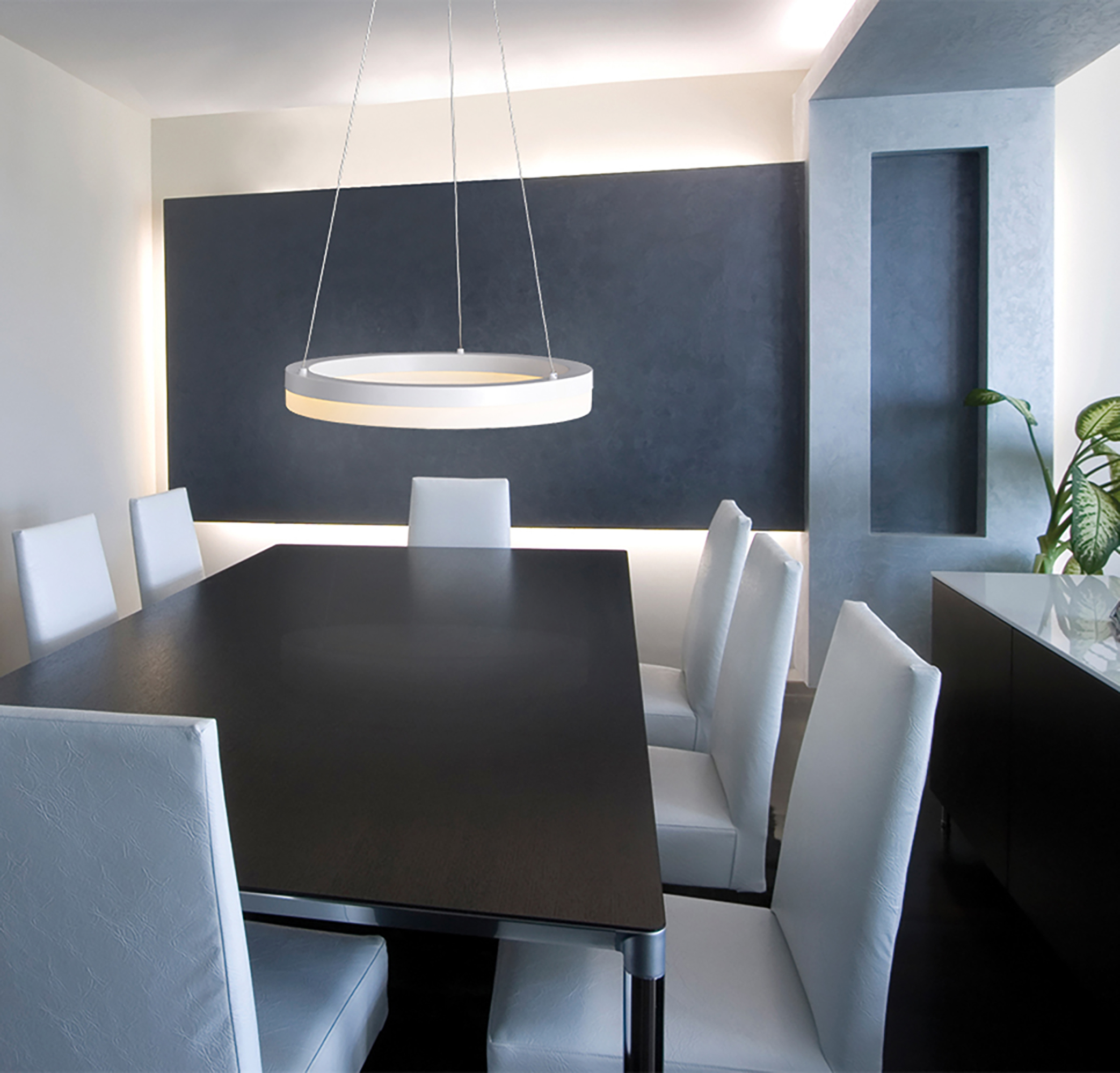 Modernes Esszimmer mit schwarzem Tisch, weißen Stühlen und kreisförmiger Leuchte.