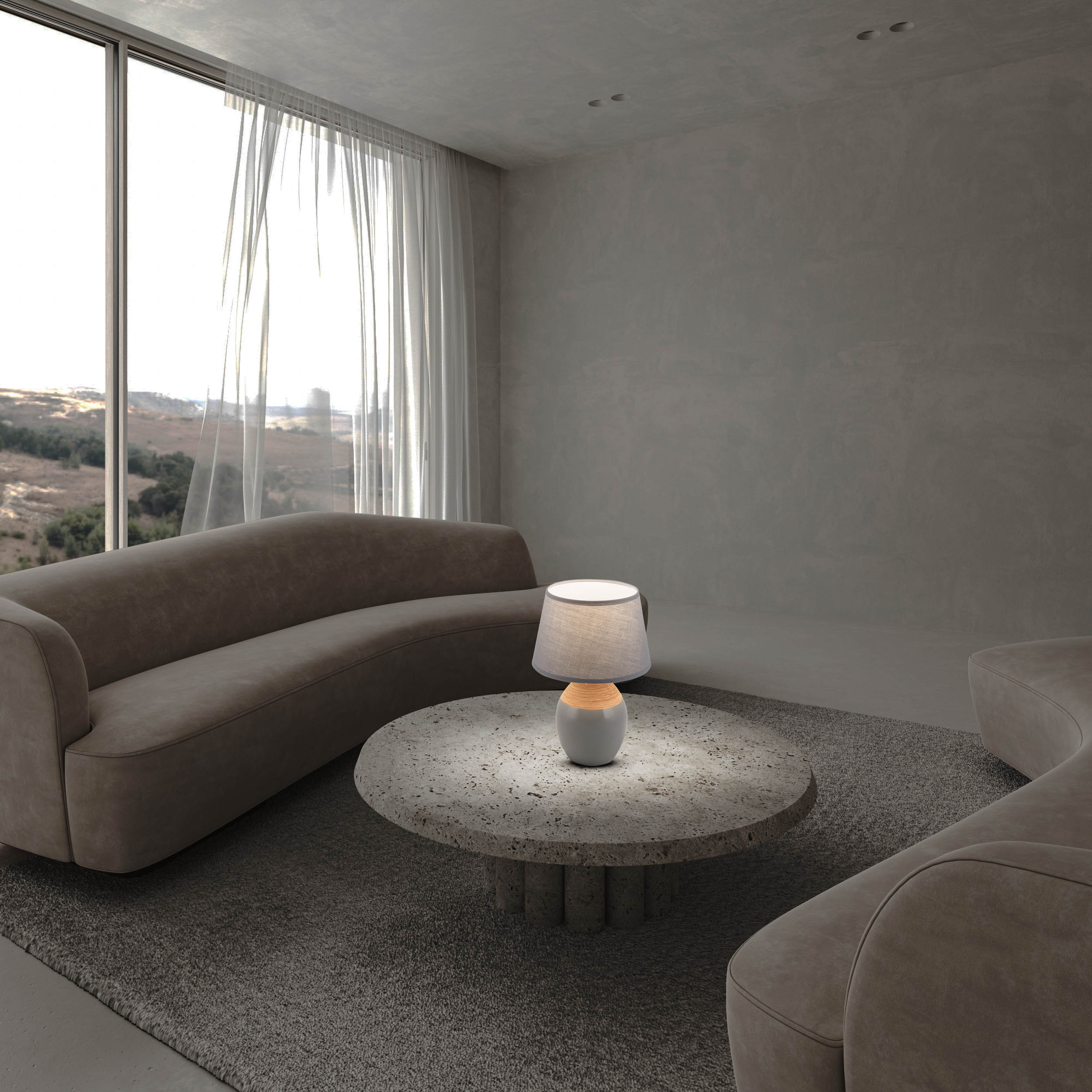 Wohnzimmer mit geschwungenem Sofa, rundem Tisch und Lampe.