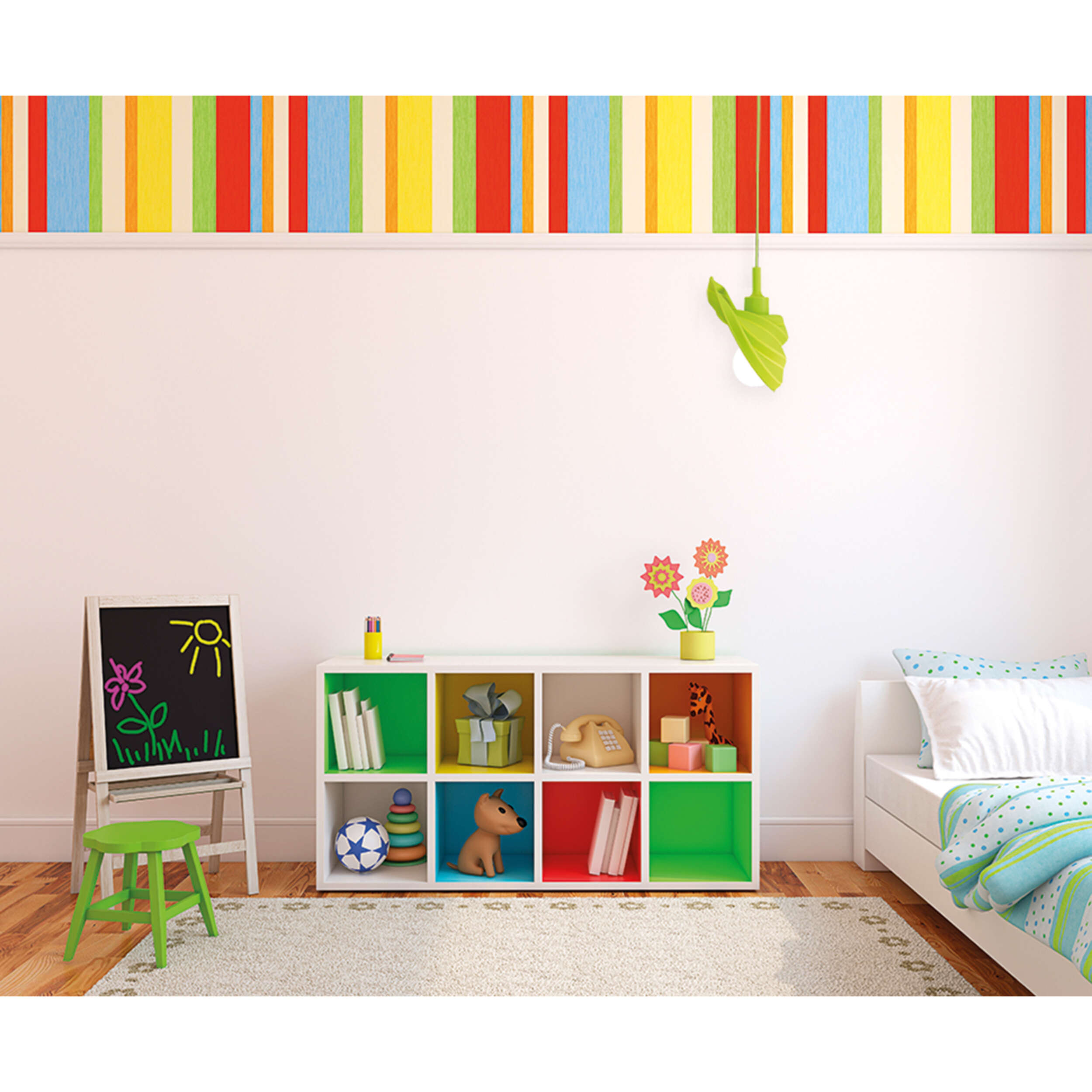 Buntes Kinderzimmer mit Tafel, Regal und grüner Hängeleuchte.
