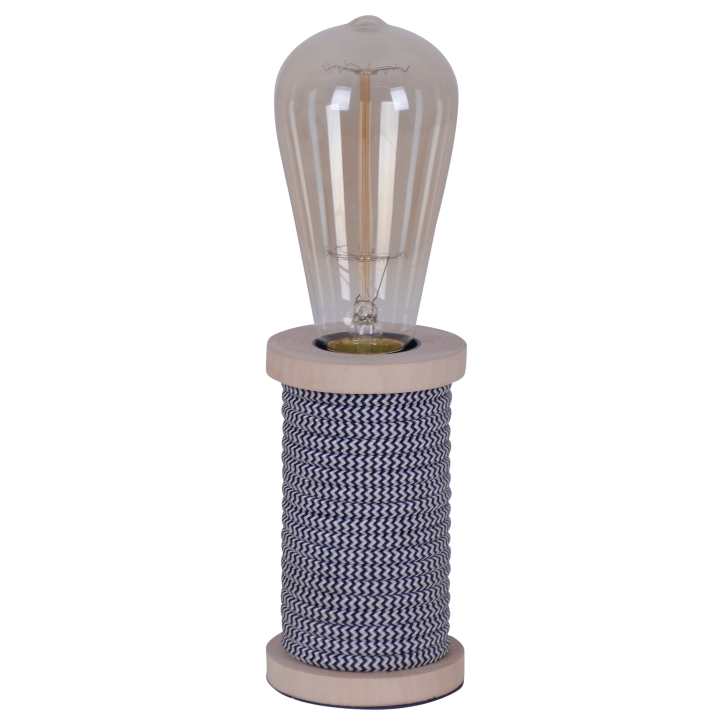 Eine Tischlampe mit Glühbirne und einem Sockel, der mit blau-weißem Stoff umwickelt ist.