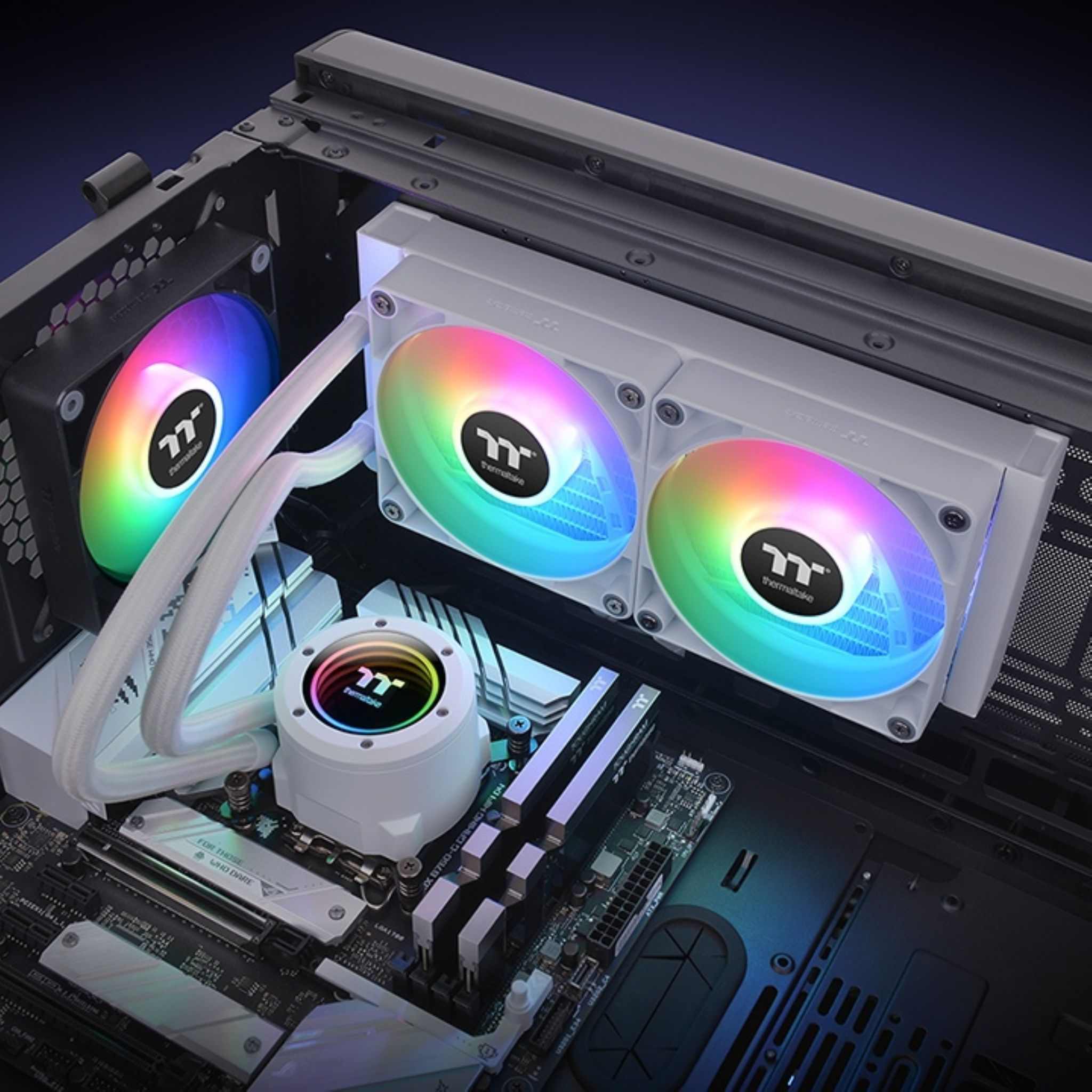 Computer met vloeistofkoelsysteem. Regenboogventilatoren en witte buizen.