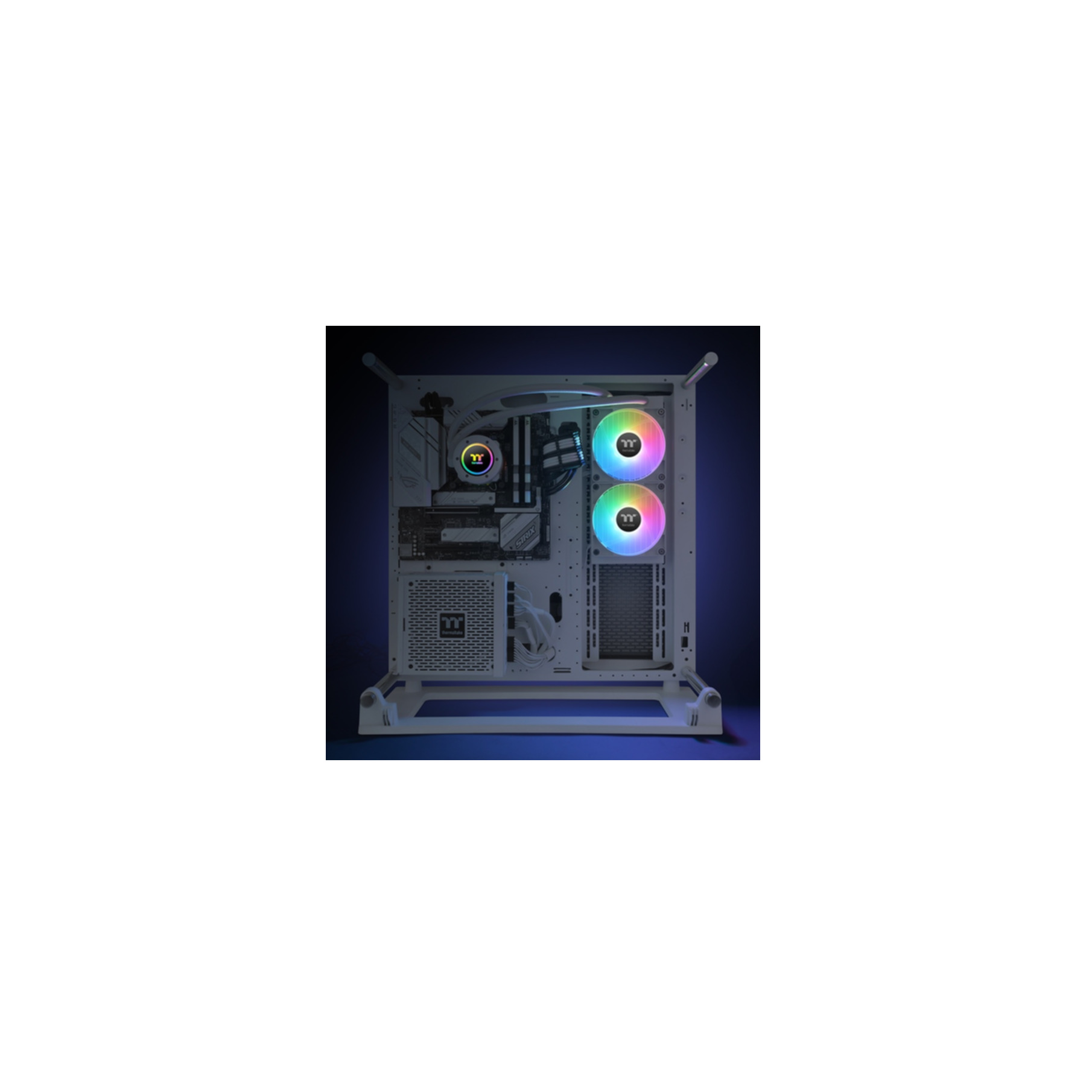 Witte pc-behuizing met interne componenten, inclusief ventilatoren met regenbooglichten. Blauwe achtergrond.