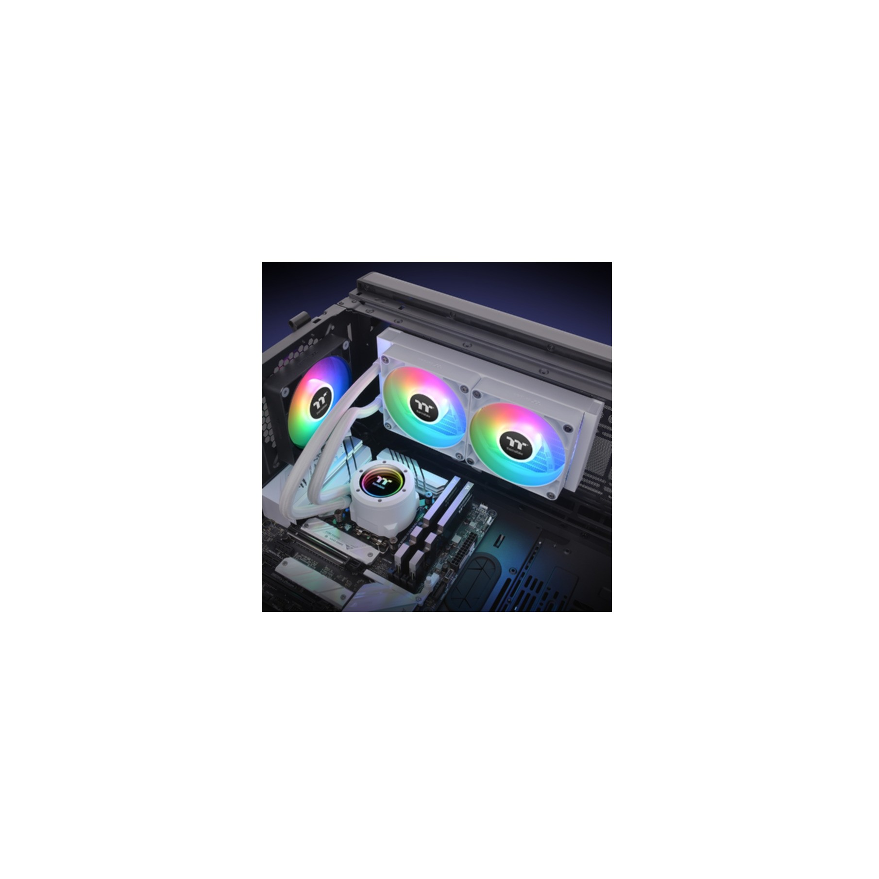 Computerbehuizing met ventilatoren en koelsysteem. Regenbooglichten zichtbaar. Donkere achtergrond.