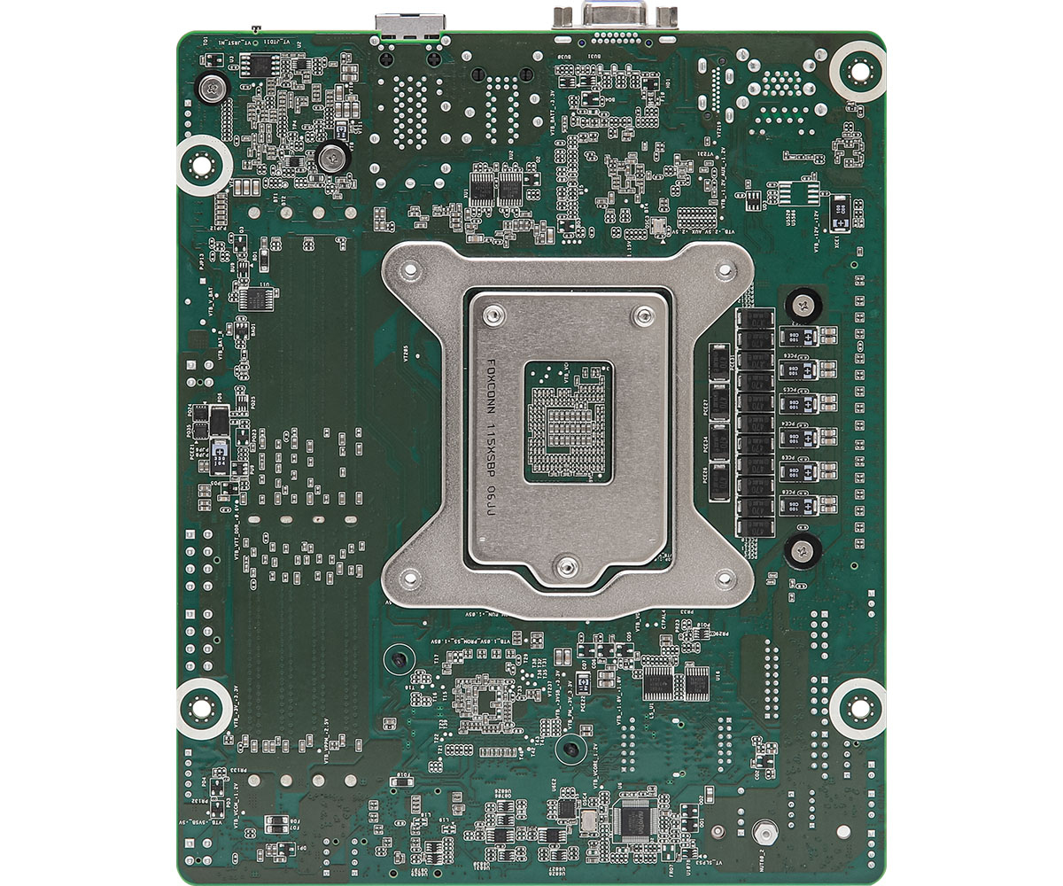 Spód zielonej płyty głównej z komponentami i gniazdem CPU. Białe tło.