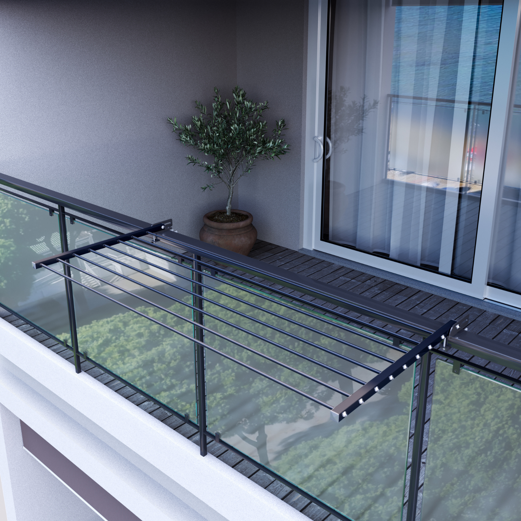 Ein Balkon mit Wäschetrockner, Topfpflanze und Glasgeländer. Der Hintergrund zeigt Bäume.