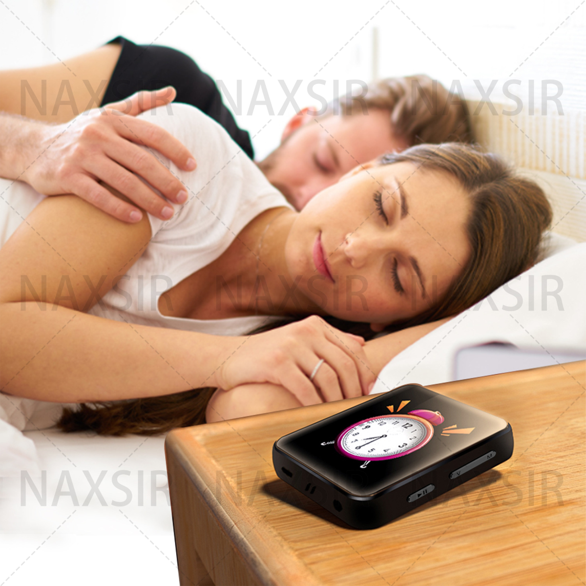 Una coppia che dorme con un lettore MP3 che mostra una sveglia su un comodino.