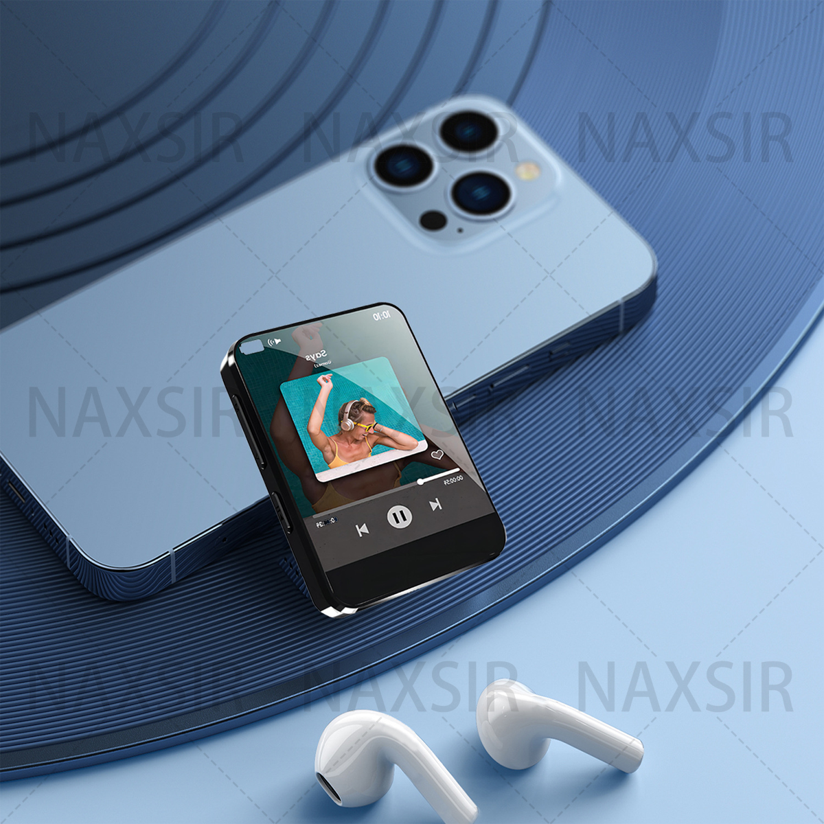 Un lettore MP3 con uno schermo che mostra i controlli della musica, accanto a un telefono e auricolari bianchi.