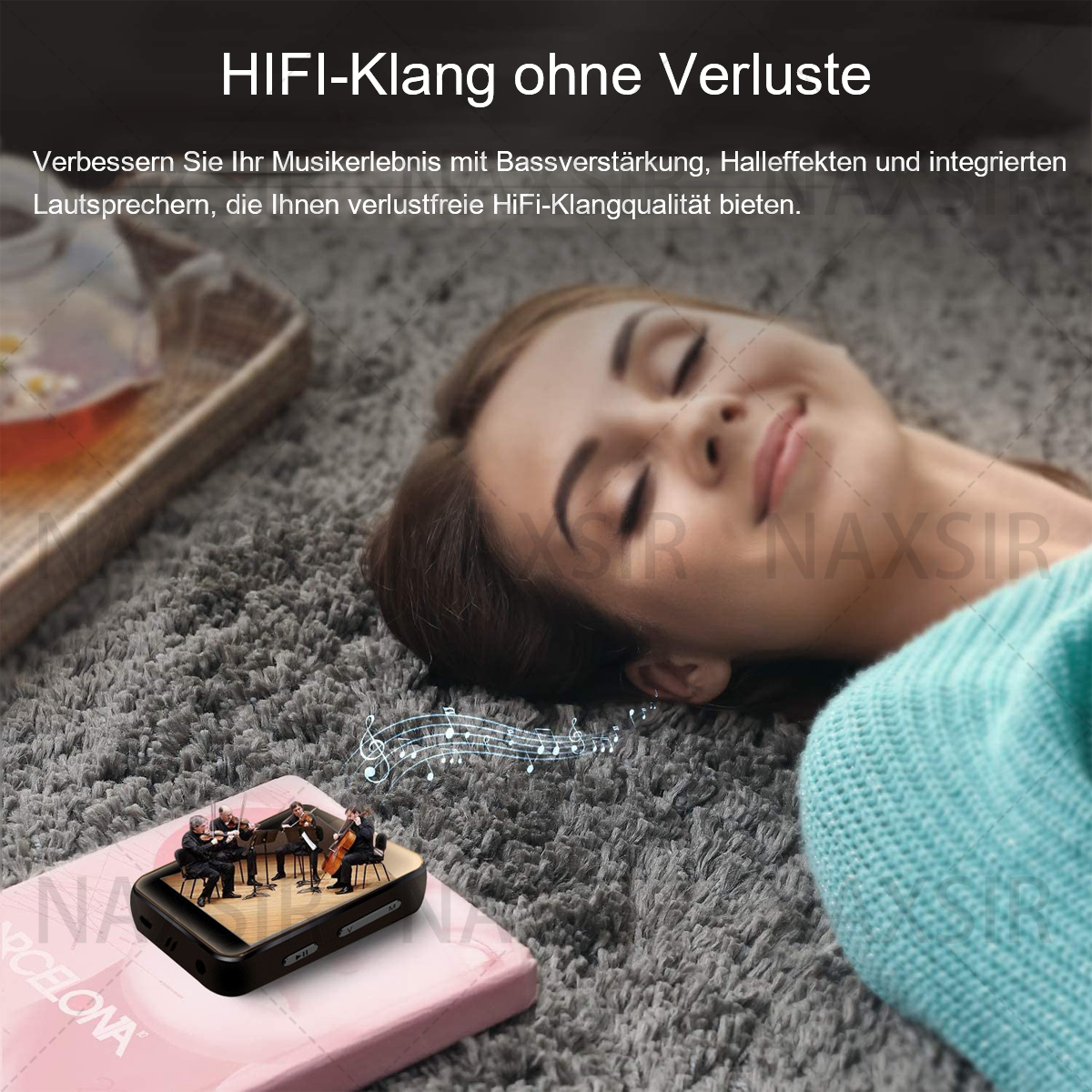 Una donna sdraiata su un tappeto, che ascolta musica da un lettore MP3 con le cuffie.