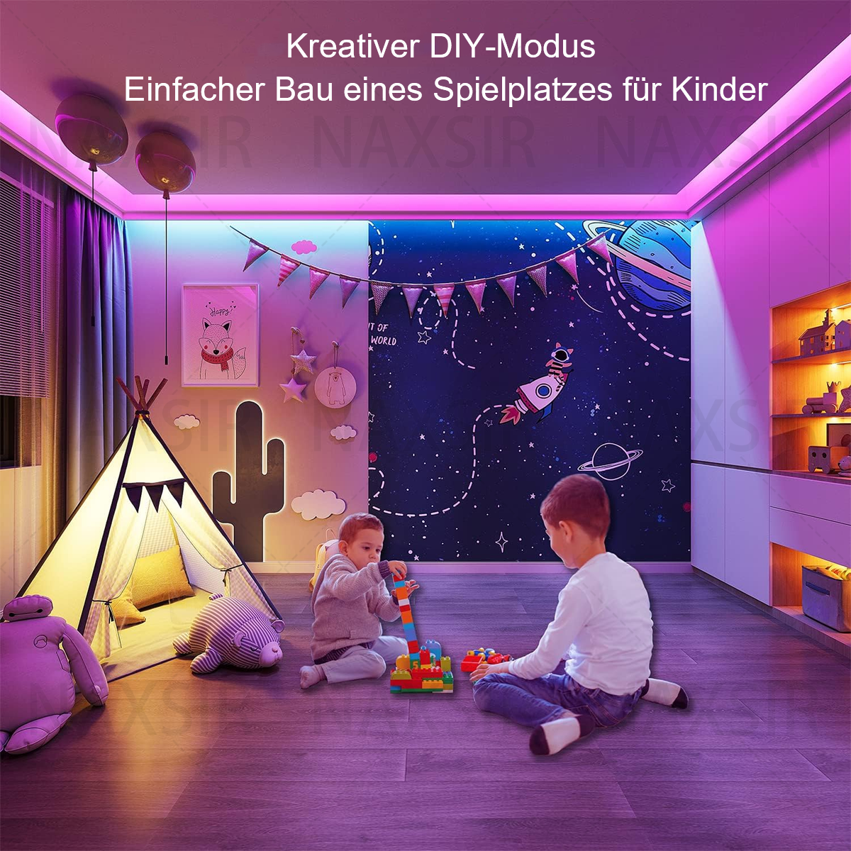 Zwei Kinder spielen mit Bauklötzen in einem farbenfrohen Spielzimmer. Ein Tipi-Zelt und Spielzeug sind ebenfalls vorhanden.
