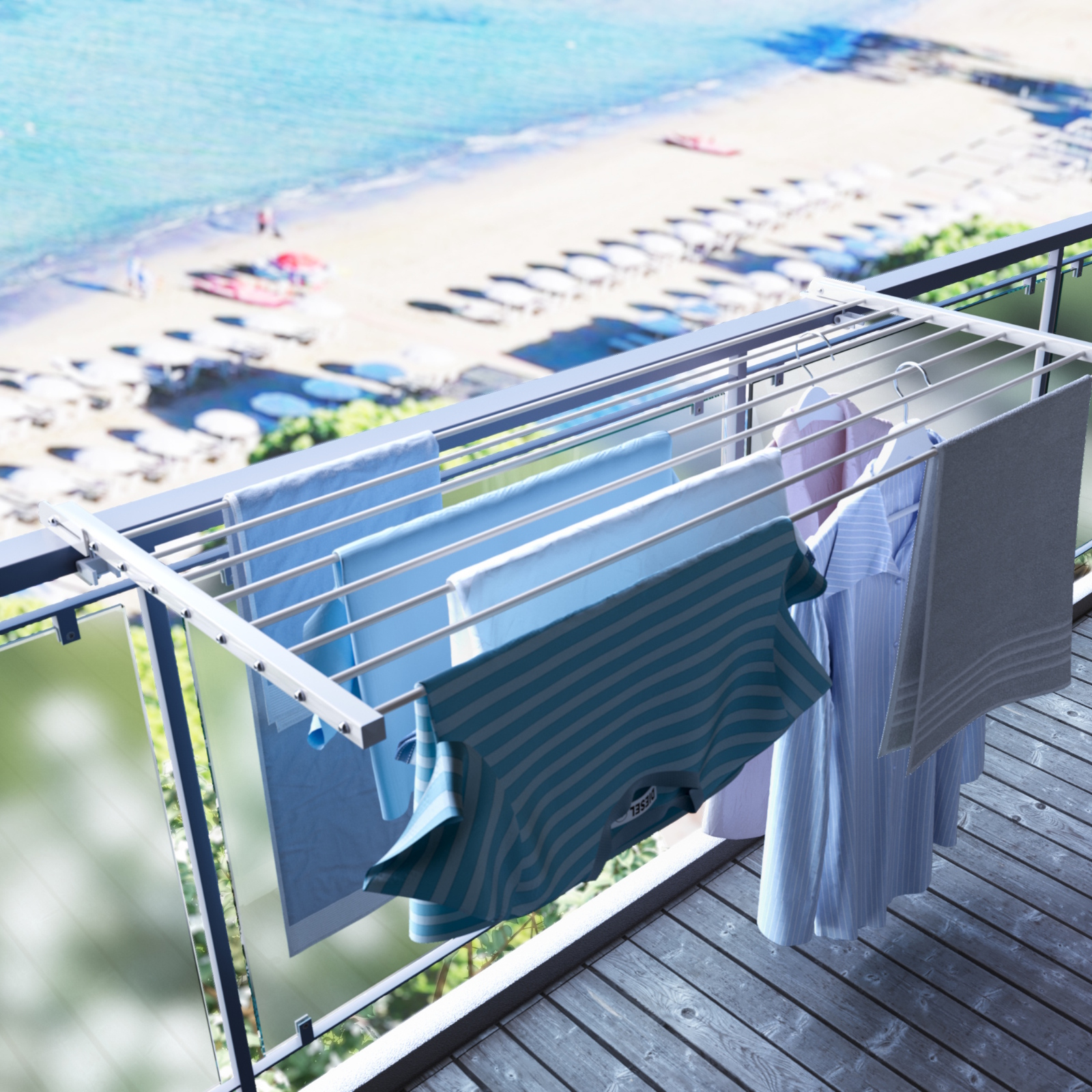 Wäscheständer auf einem Balkon. Kleidung hängt auf dem Ständer.