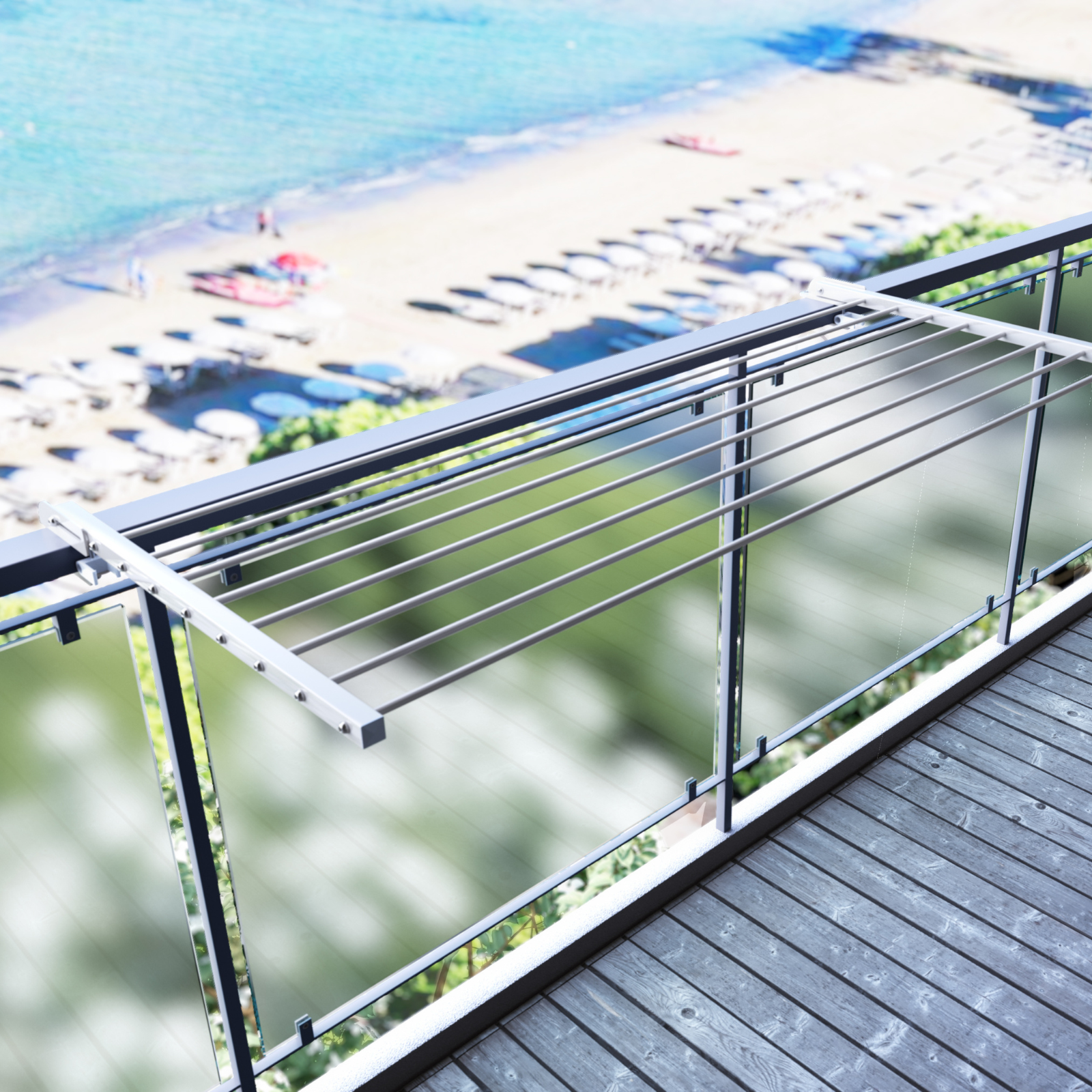 Ein Wäscheständer auf einem Balkon. Im Hintergrund sind das Meer und der Strand zu sehen.