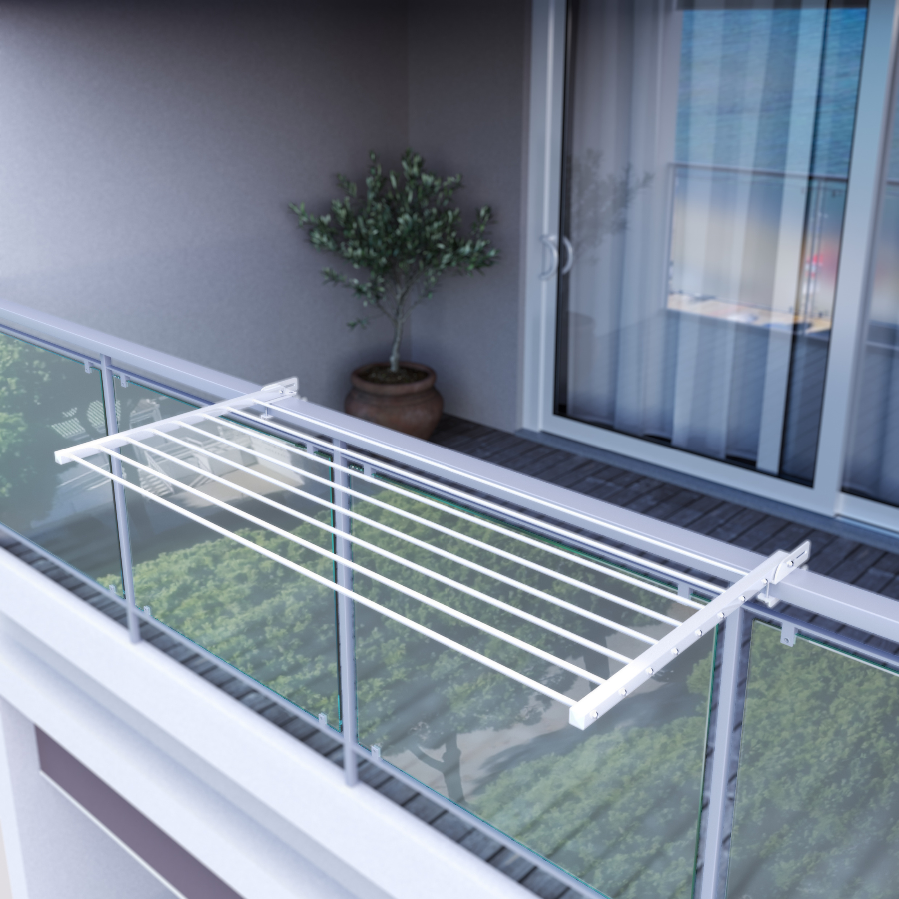 Balkon mit Wäscheständer. Gestell ist leer, Bäume und Himmel sichtbar. Glasgeländer.