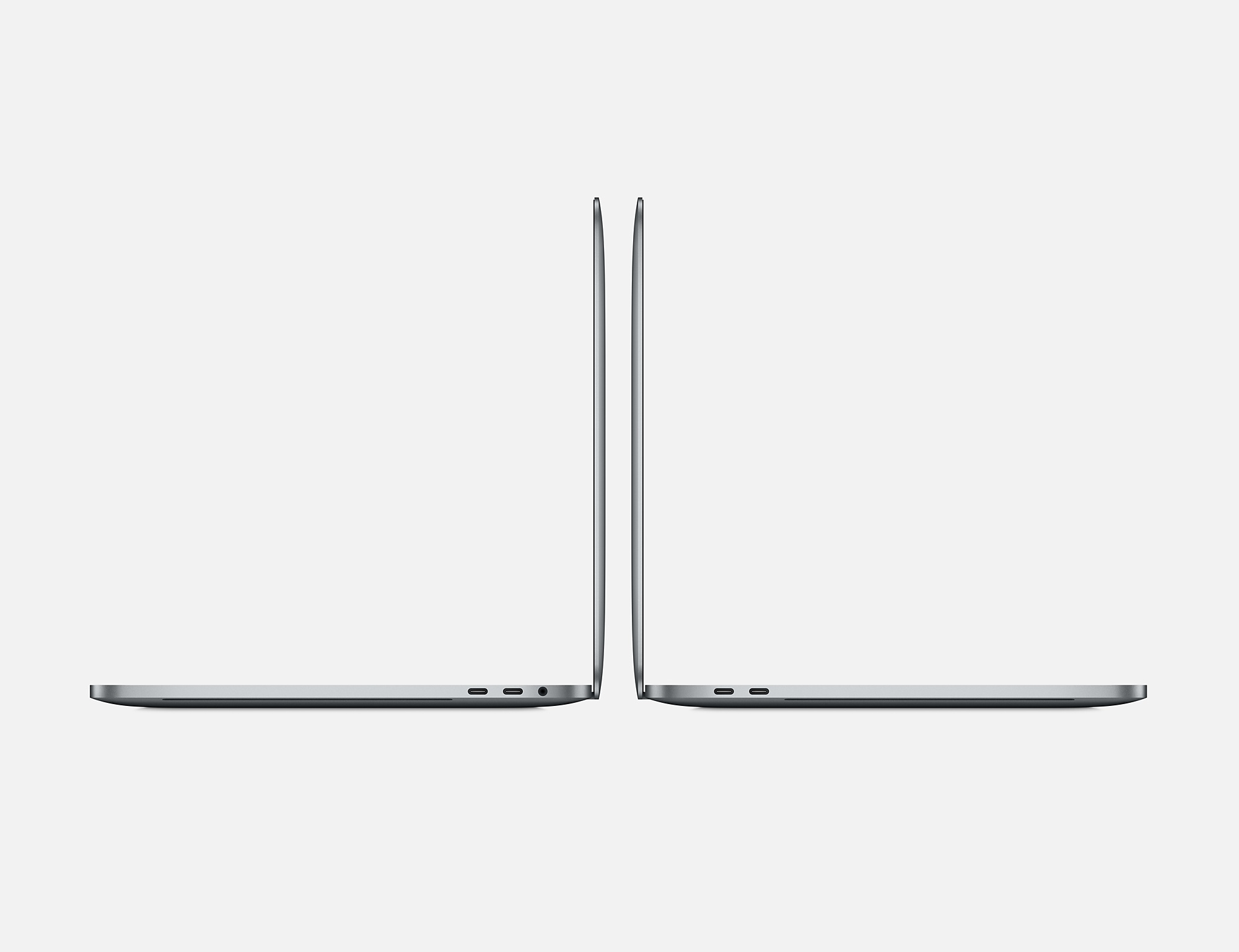 Zwei silberne Laptops nebeneinander vor weißem Hintergrund.