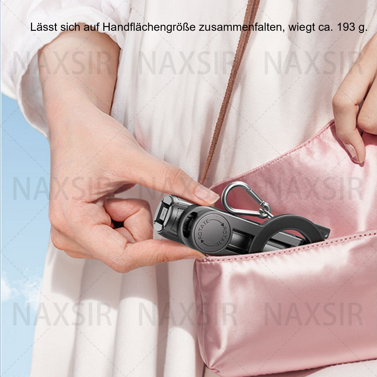 Kompakter Selfie-Stick wird in einer rosa Tasche gehalten. Schwarz, 193 g.
