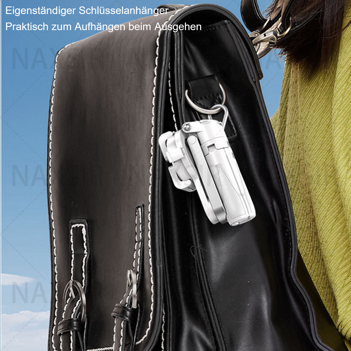 Weißer Telefonhalter an einem Rucksack befestigt. Text: bequem zum Ausgehen.