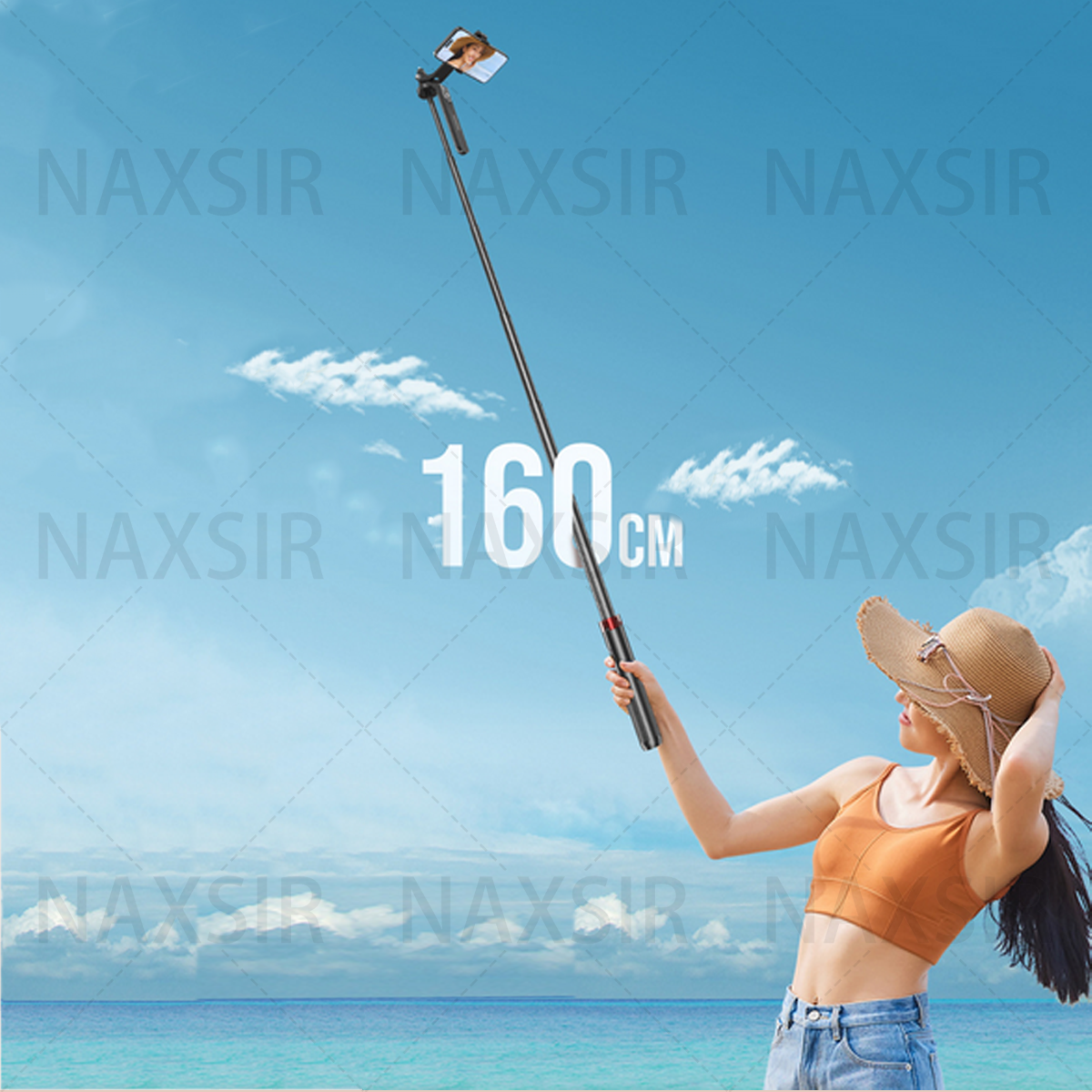 Eine Frau benutzt einen Selfie-Stick mit einem Telefon und greift nach oben in einen blauen Himmel mit Wolken, der Stick ist 160 cm lang.