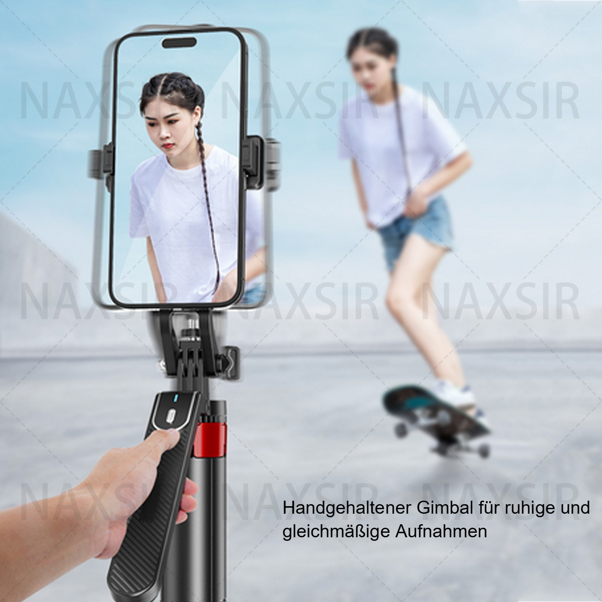 Eine Person hält einen Gimbal mit einem Telefon, im Hintergrund eine Person, die skateboard fährt.