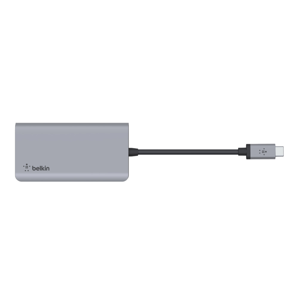 Ein silberner, rechteckiger Belkin USB-C-Adapter mit schwarzem Kabel und USB-C-Anschluss.