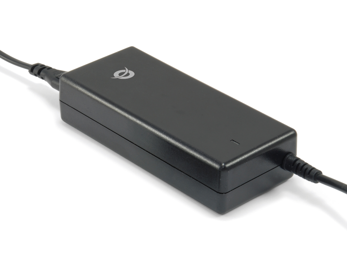 Adaptador de corriente negro con diseño simple y bordes redondeados. Fondo blanco.