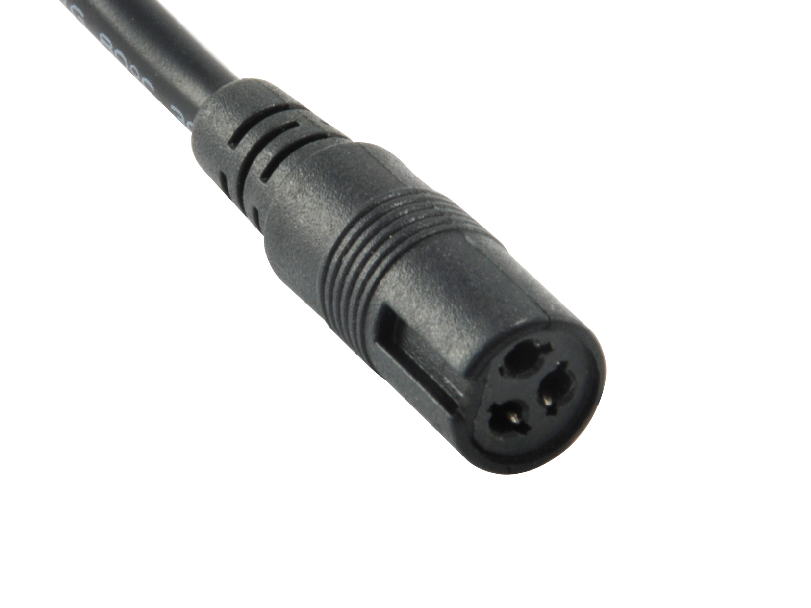 Primer plano de un conector de alimentación negro con tres clavijas, aislado sobre fondo blanco.