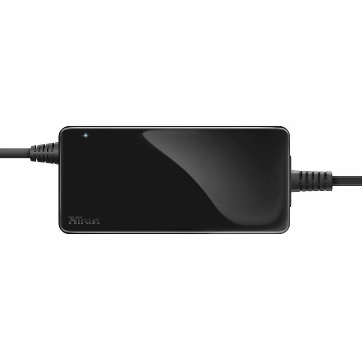 Cargador de portátil Trust negro con cable. El cargador está sobre fondo blanco.