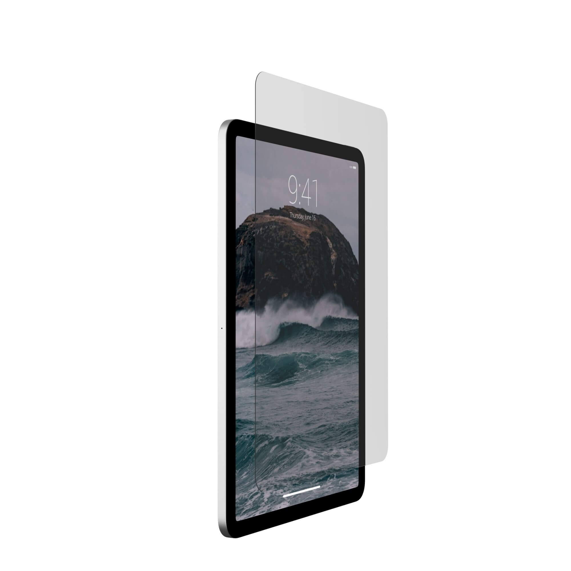 iPad con protezione schermo, che mostra il display, con uno sfondo scenico di acqua e montagne.