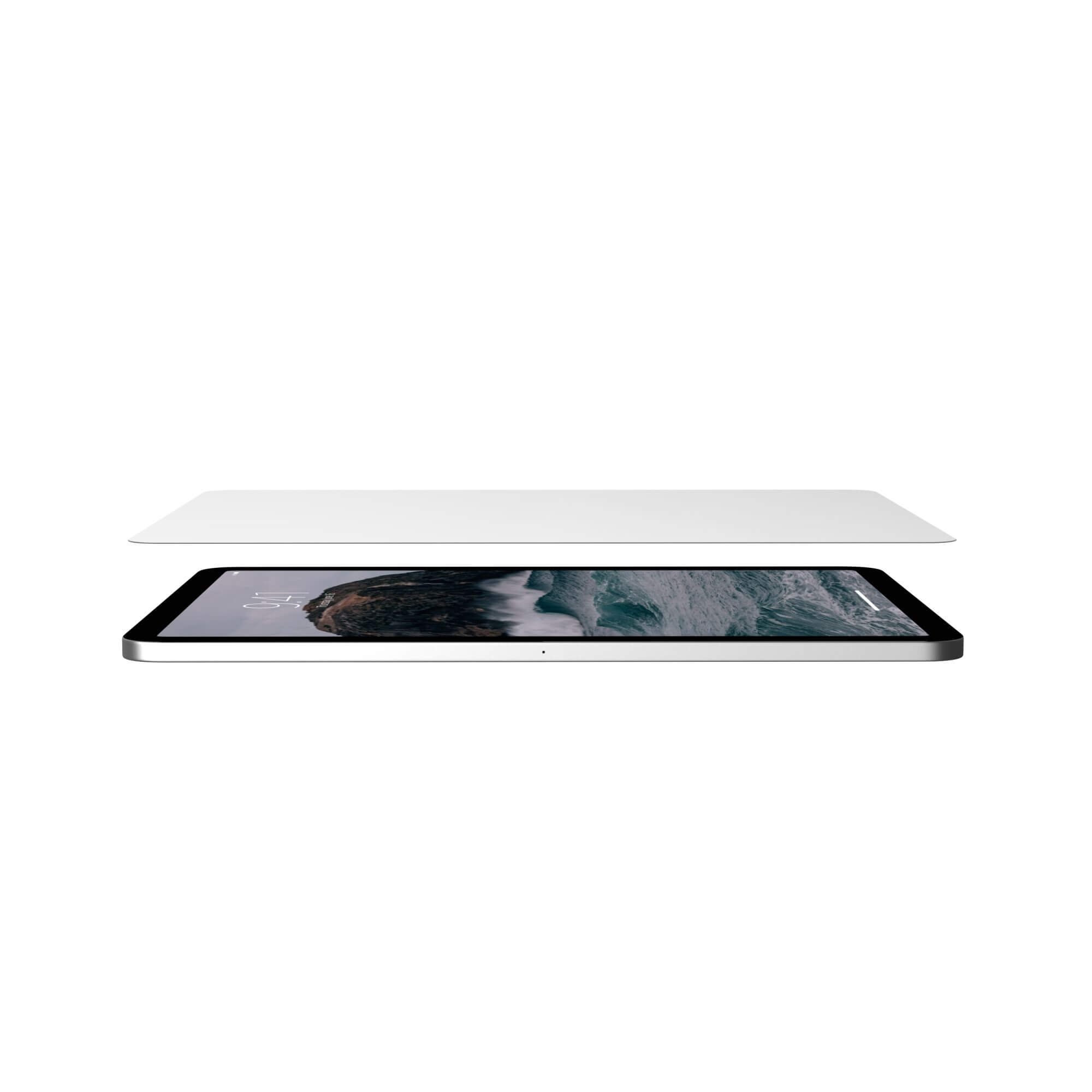 Tablet e protezione schermo. La protezione è trasparente e si trova sopra il tablet.