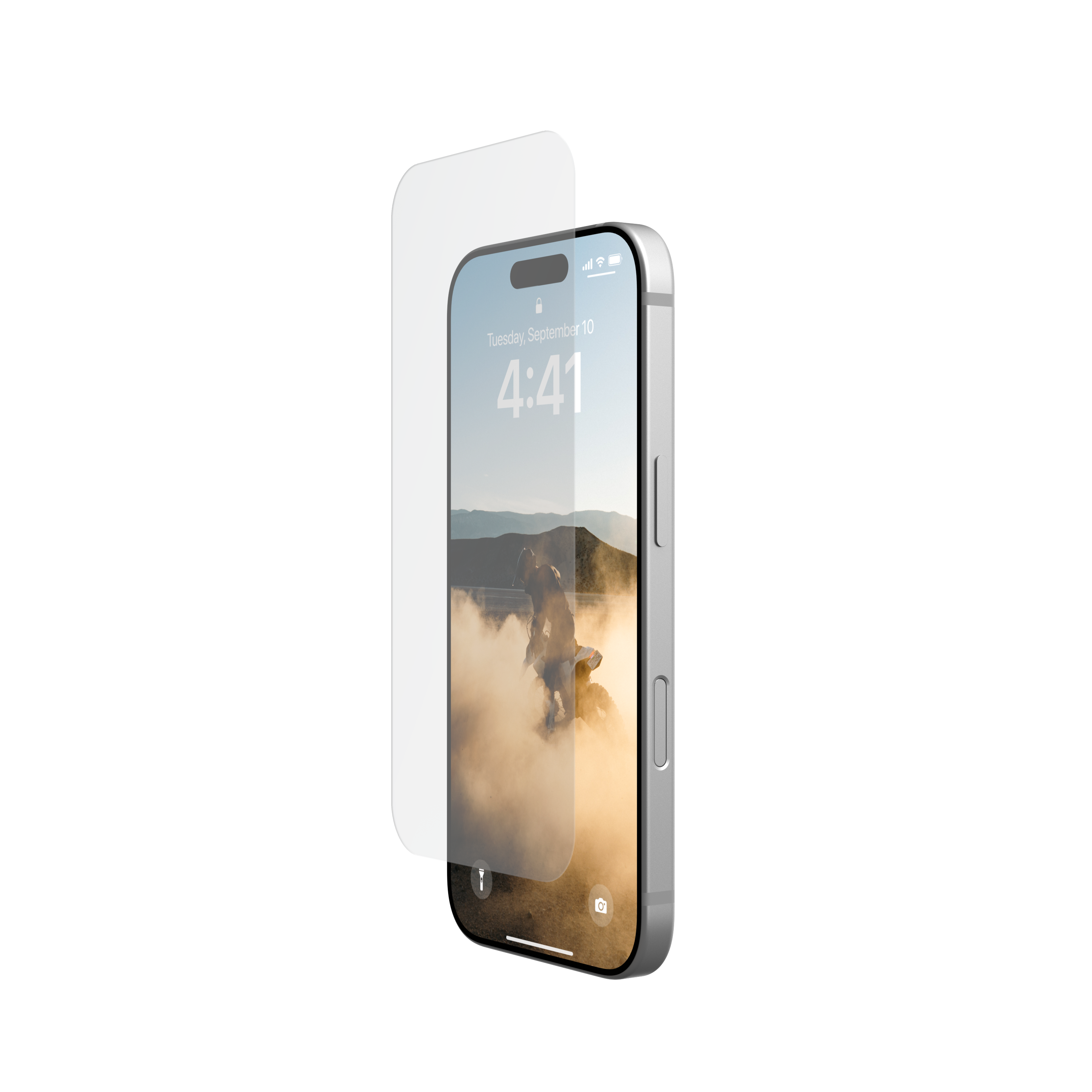 Un telefono e protezione schermo. Il telefono è argento, la protezione è trasparente. Sfondo nero.